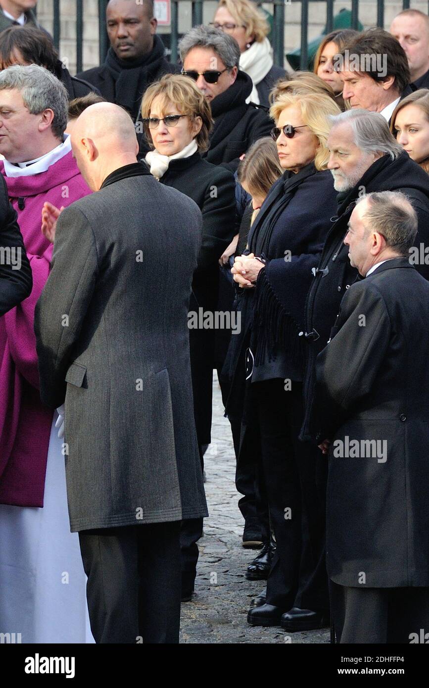 Sylvie Vartan, Nathalie Baye vor der Kirche La Madeleine am Ende der Trauerfeier zu Ehren des verstorbenen französischen Sängers Johnny Hallyday am 9. Dezember 2017 in Paris, Frankreich. Die französische Musikikone Johnny Hallyday starb am 6. Dezember 2017 im Alter von 74 Jahren nach einem Kampf mit Lungenkrebs und stürze das Land in die Trauer um einen nationalen Schatz, dessen weicher Fels das Leben von drei Generationen erleuchtete. Foto von Alban Wyters/ABACAPRESS.COM Stockfoto