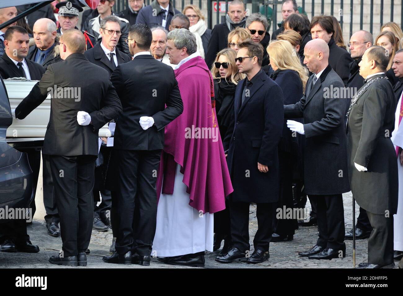 Sylvie Vartan, Laura Smet, David Hallyday vor der Kirche La Madeleine am Ende der Trauerfeier zu Ehren des verstorbenen französischen Sängers Johnny Hallyday am 9. Dezember 2017 in Paris, Frankreich. Die französische Musikikone Johnny Hallyday starb am 6. Dezember 2017 im Alter von 74 Jahren nach einem Kampf mit Lungenkrebs und stürze das Land in die Trauer um einen nationalen Schatz, dessen weicher Fels das Leben von drei Generationen erleuchtete. Foto von Alban Wyters/ABACAPRESS.COM Stockfoto