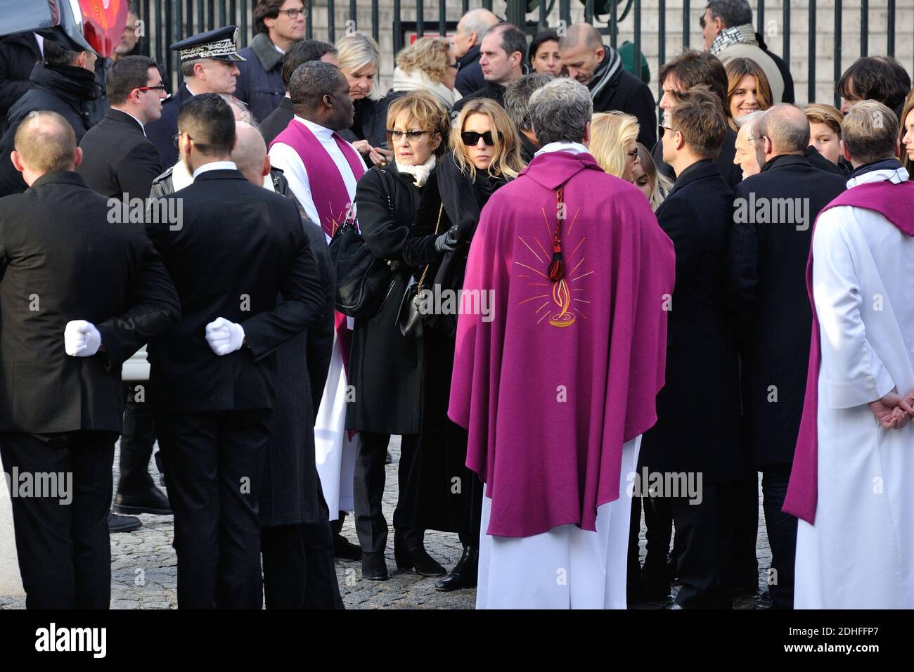 Sylvie Vartan, Nathalie Baye, Laura Smet, David Hallyday am Ende der Trauerfeier vor der Kirche La Madeleine in Andenken an den verstorbenen französischen Sänger Johnny Hallyday am 9. Dezember 2017 in Paris, Frankreich. Die französische Musikikone Johnny Hallyday starb am 6. Dezember 2017 im Alter von 74 Jahren nach einem Kampf mit Lungenkrebs und stürze das Land in die Trauer um einen nationalen Schatz, dessen weicher Fels das Leben von drei Generationen erleuchtete. Foto von Alban Wyters/ABACAPRESS.COM Stockfoto