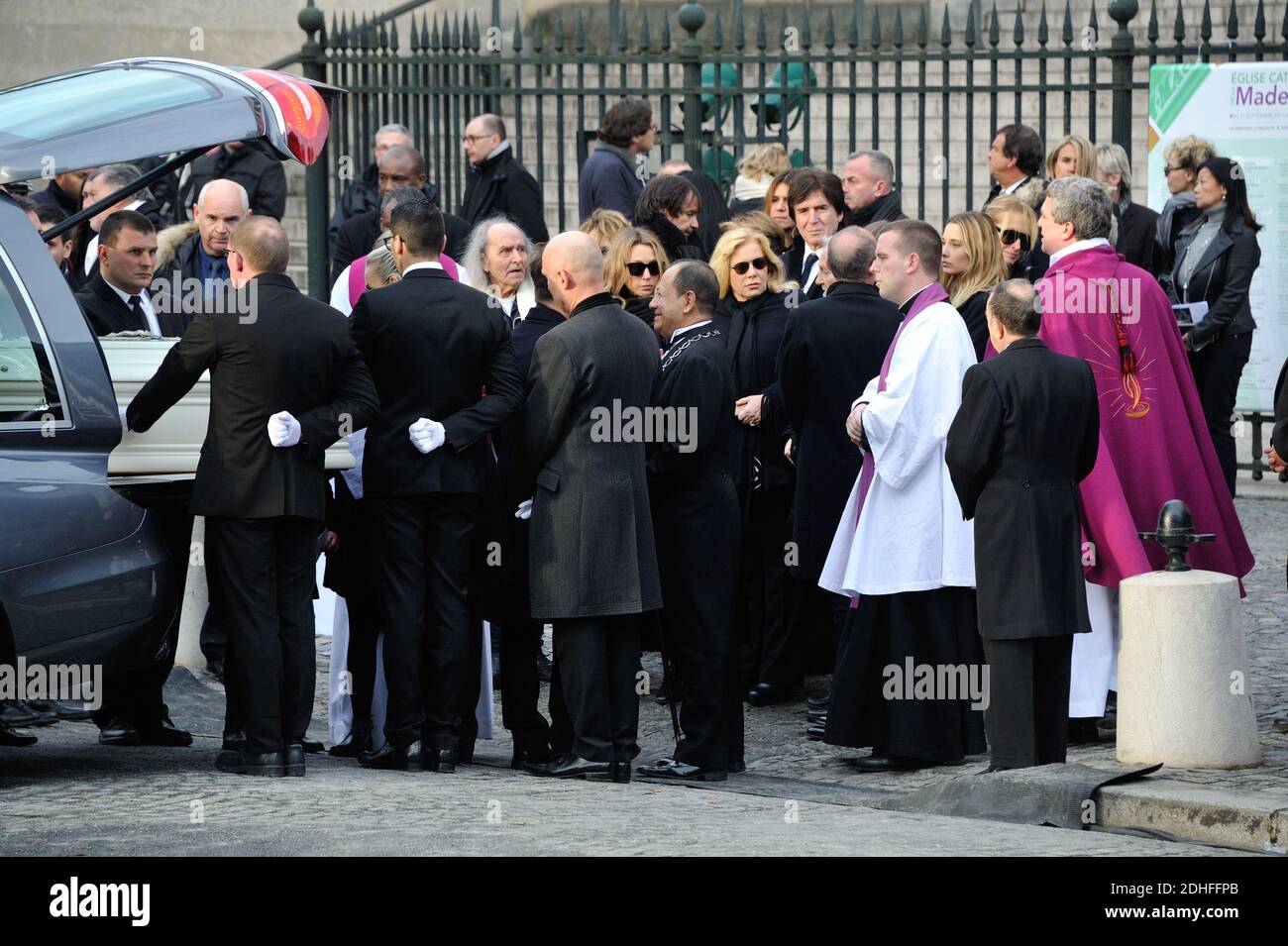 Sylvie Vartan und ihr Mann US-Schauspieler und Filmproduzent Tony Scotti, Nathalie Baye, Laura Smet, Estella Hallyday vor der Kirche La Madeleine am Ende der Trauerfeier zu Ehren des verstorbenen französischen Sängers Johnny Hallyday am 9. Dezember 2017 in Paris, Frankreich. Die französische Musikikone Johnny Hallyday starb am 6. Dezember 2017 im Alter von 74 Jahren nach einem Kampf mit Lungenkrebs und stürze das Land in die Trauer um einen nationalen Schatz, dessen weicher Fels das Leben von drei Generationen erleuchtete. Foto von Alban Wyters/ABACAPRESS.COM Stockfoto