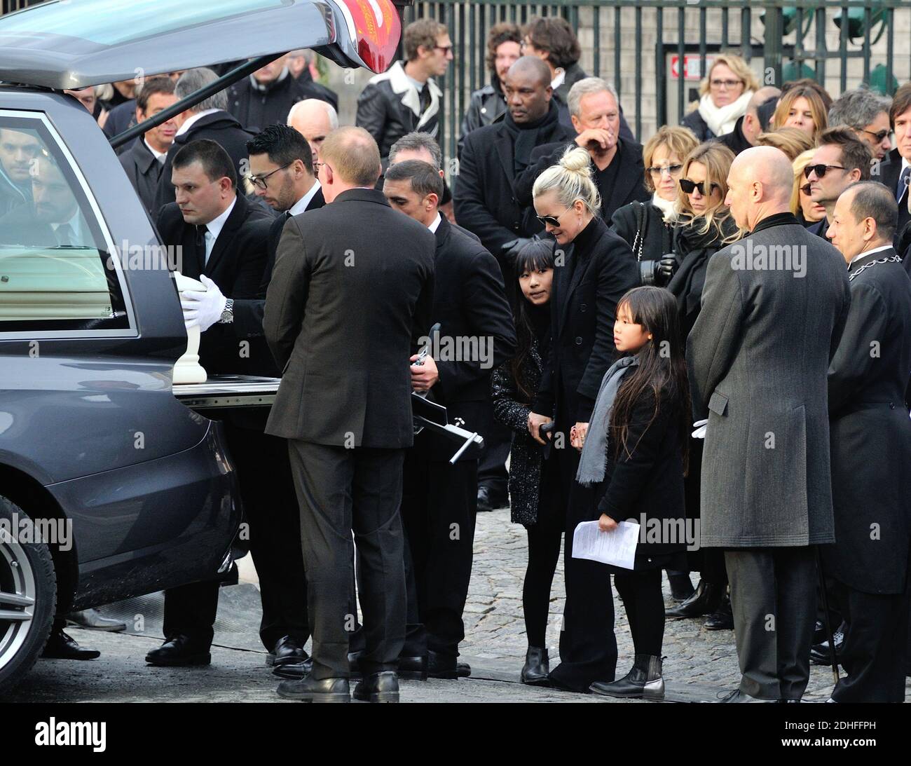 Laeticia Hallyday und ihre Tochter Jade und Joy, Sylvie Vartan, Nathalie Baye, Laura Smet, die am Ende der Trauerfeier vor der Kirche La Madeleine in Andenken an den verstorbenen französischen Sänger Johnny Hallyday am 9. Dezember 2017 in Paris, Frankreich, teilnahmen. Die französische Musikikone Johnny Hallyday starb am 6. Dezember 2017 im Alter von 74 Jahren nach einem Kampf mit Lungenkrebs und stürze das Land in die Trauer um einen nationalen Schatz, dessen weicher Fels das Leben von drei Generationen erleuchtete. Foto von Alban Wyters/ABACAPRESS.COM Stockfoto