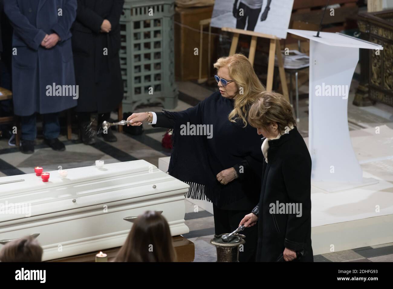 Nathalie Baye und Sylvie Vartan Trauerfeier Trauerfeier zu Ehren des verstorbenen französischen Sängers Johnny Hallyday in der Kirche La Madeleine in Paris, FRANKREICH -09/1/2017 Photo by jacques Witt/ Pool/ABACAPRESS.COM Stockfoto