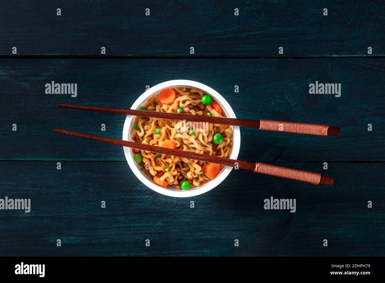 Ramen Tasse. Instant Nudeln mit Essstäbchen, von oben geschossen Stockfoto