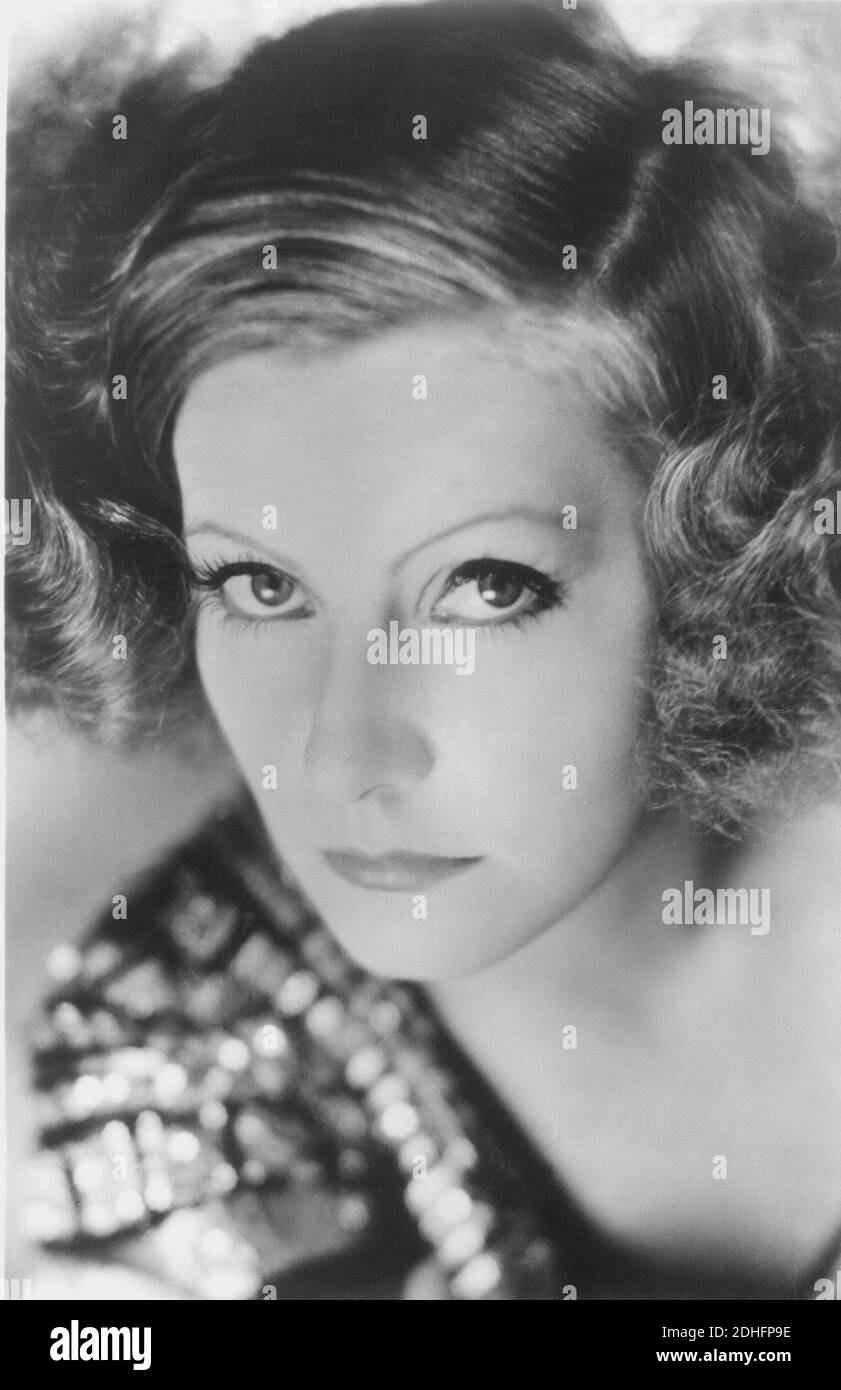 1930 , USA : die Filmschauspielerin GRETA GARBO in INSPIRATION ( 1931 - La modella ) von Clarence Brown , aus dem Drehbuch von Gene Markey , Kostümkleid von ADRIAN - MGM - Metro Goldwyn Mayer - FILM - HOLLYWOOD - KINO - FILM - Schauspielerin - Attrice - Scollatura - Ausschnitt - Halsausschnitt - ---- Archivio GBB Stockfoto