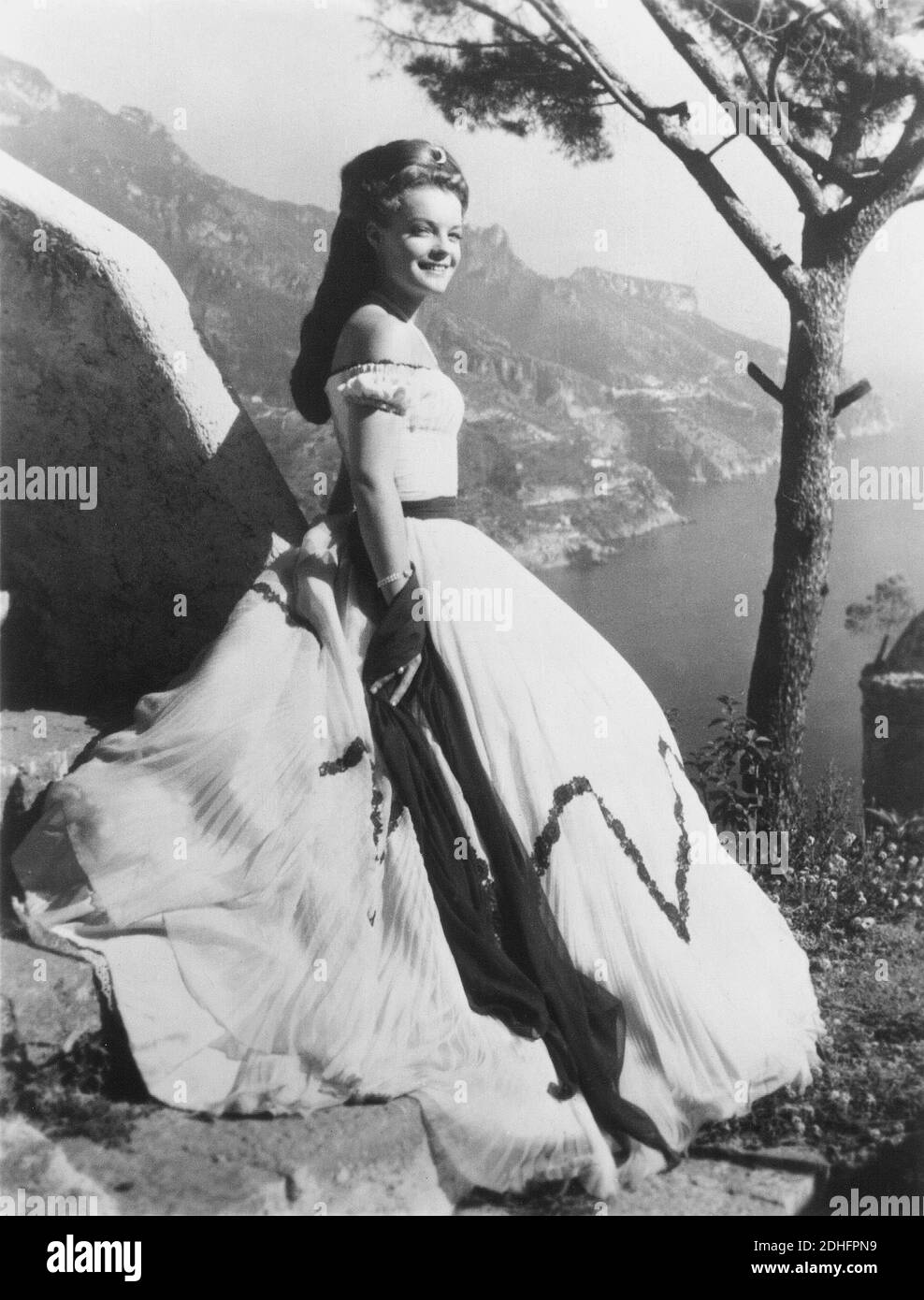 1956 , ÖSTERREICH : die Filmschauspielerin ROMY SCHNEIDER ( 1938 - 1982 ) als Königin Kaiserin SISSI Elisabeth Absburg von Österreich in ' Sissi ' von Ernst Marischka , während der Herstellung in Corfù - Korfu ( Griechenland ) - ATTRICE - FILM - FILM - KINO - ASBURGO - ABSBURGO - Portrait - ritratto - spalla - spalle - Schulter - Schultern - Scollatura - Ausschnitt - Halsöffnung ---- Archivio GBB Stockfoto
