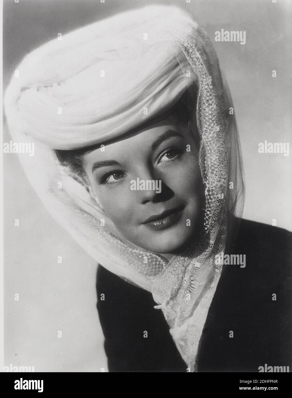 1955 , ÖSTERREICH : die Filmschauspielerin ROMY SCHNEIDER ( 1938 - 1982 ) Als Königin Kaiserin SISSI Elisabeth Absburg von Österreich in Sissi von Ernst Marischka - ATTRICE - FILM - FILM - KINO - ASBURGO - ABSBURGO - Portrait - ritratto - - cappello con la veletta - Hut - Schleier - verschleiert - sorriso - Lächeln ---- Archivio GBB Stockfoto