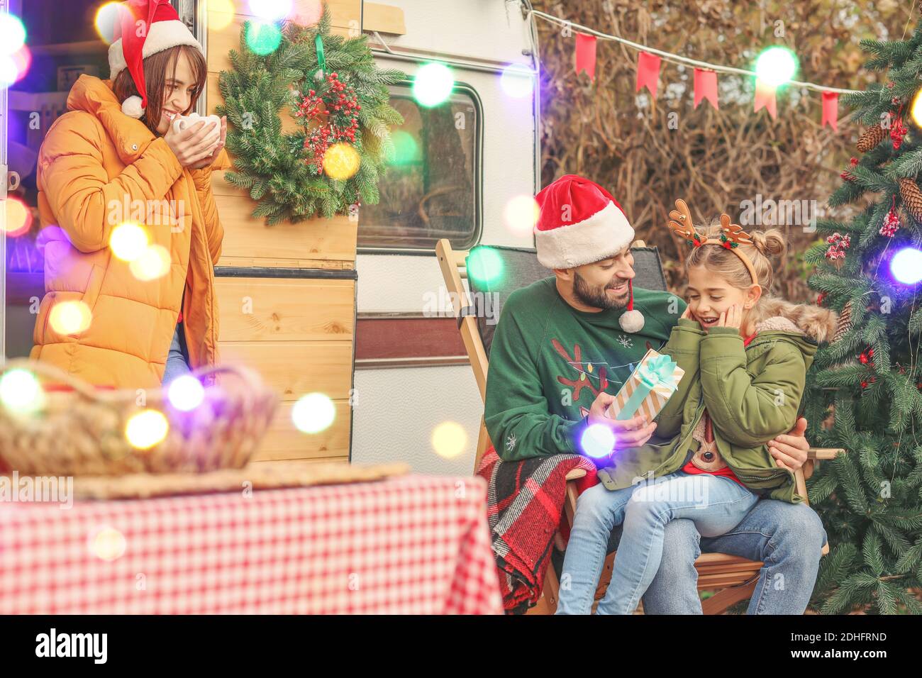 Glückliche Familie feiert Weihnachten im Freien Stockfoto