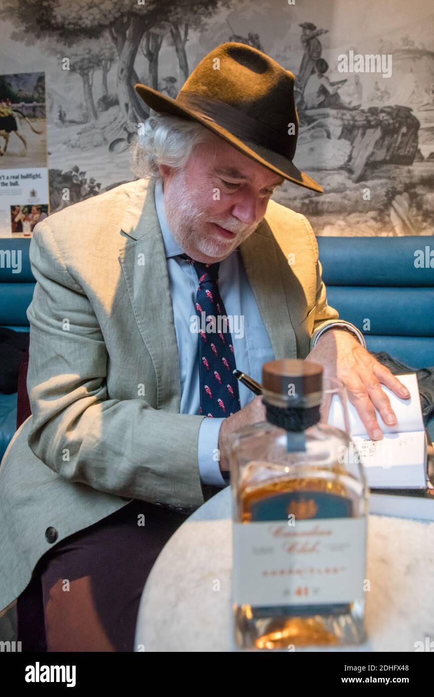 Toronto, Ontario, Kanada. Oktober 2018. Jim Murray wirbt für seine 2019 Whisky Bible bei Canadian Club Cocktails. Jim Murray ist ein englischer Schriftsteller, Journalist und ein bekannter Whisky-Kritiker. Quelle: Shawn Goldberg/SOPA Images/ZUMA Wire/Alamy Live News Stockfoto