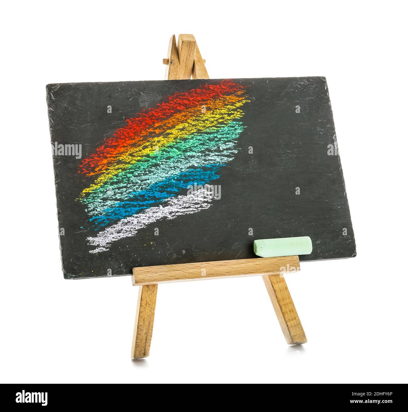 Tafel mit gezeichneter Regenbogenfarbe auf weißem Hintergrund Stockfoto