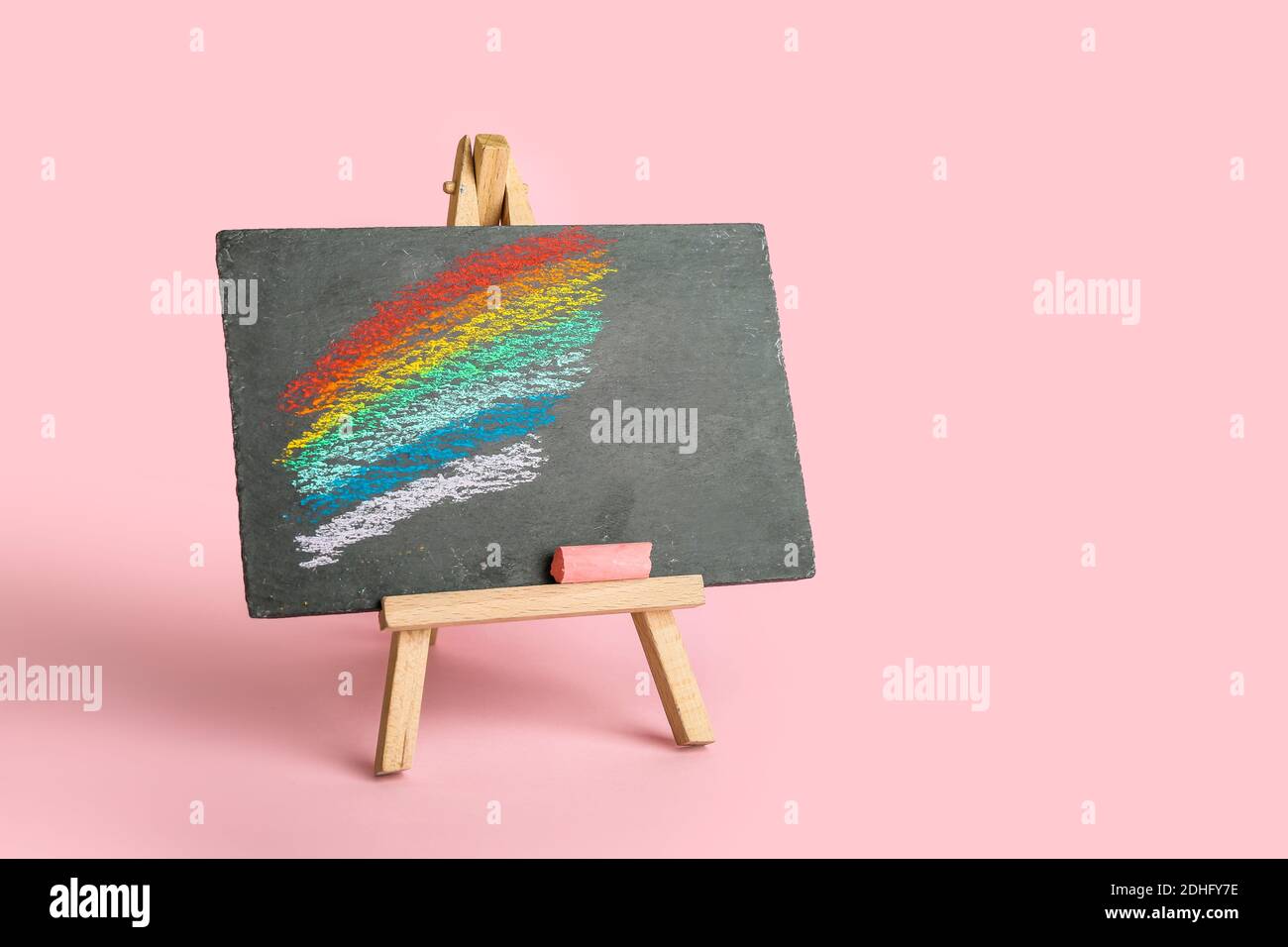 Tafel mit Regenbogen auf farbigem Hintergrund Stockfoto