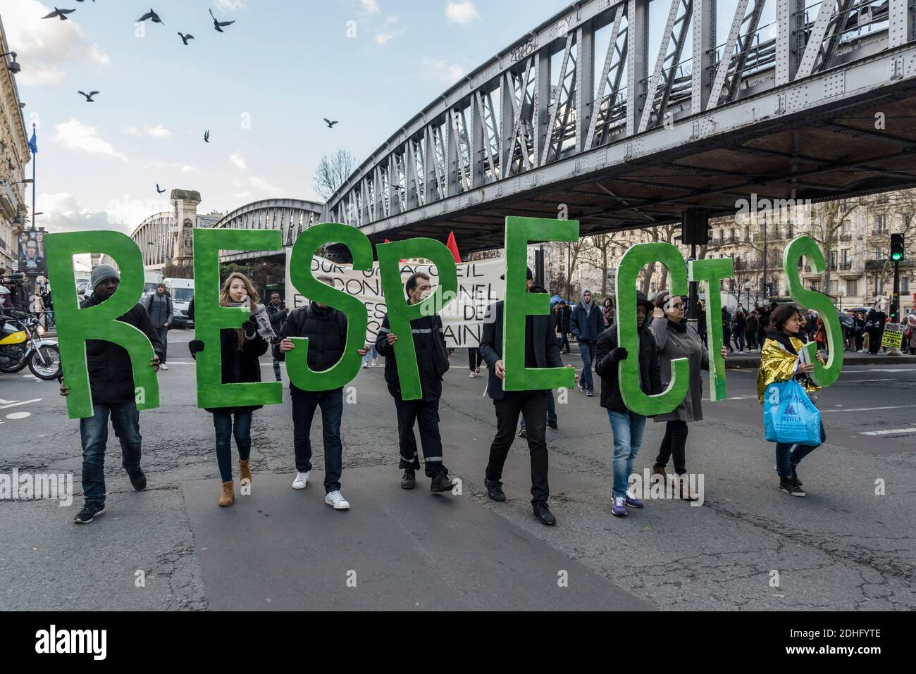 Anlässlich des Internationalen Tages der Migranten, der am 18. Dezember stattfinden wird, und zur Unterstützung aller Mobilisierungen, die bei dieser Gelegenheit stattfinden werden, versammelten sich Dutzende von Menschen in Paris Place de La Chapelle, um für die Unterstützung von Migranten und gegen die Dublin-III-Abkommen zu demonstrieren. Paris, Frankreich, am 16. Dezember 2017. Foto von Samuel Boivin / ABACAPRESS.COM Stockfoto