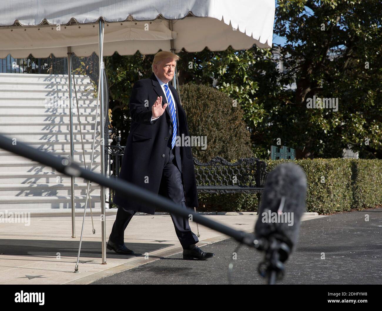 US-Präsident Donald J. Trump verlässt das Weiße Haus in Washington, DC, für eine Übernachtung in Camp David, 16. Dezember 2017. Foto von Chris Kleponis/ Bloomberg/ABACAPRESS.COM Stockfoto