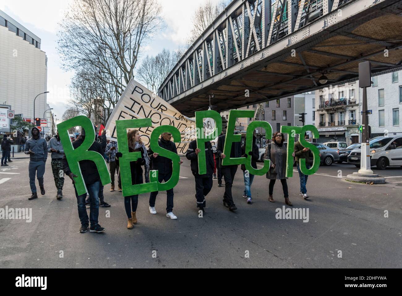 Anlässlich des Internationalen Tages der Migranten, der am 18. Dezember stattfinden wird, und zur Unterstützung aller Mobilisierungen, die bei dieser Gelegenheit stattfinden werden, versammelten sich Dutzende von Menschen in Paris Place de La Chapelle, um für die Unterstützung von Migranten und gegen die Dublin-III-Abkommen zu demonstrieren. Paris, Frankreich, am 16. Dezember 2017. Foto von Samuel Boivin / ABACAPRESS.COM Stockfoto