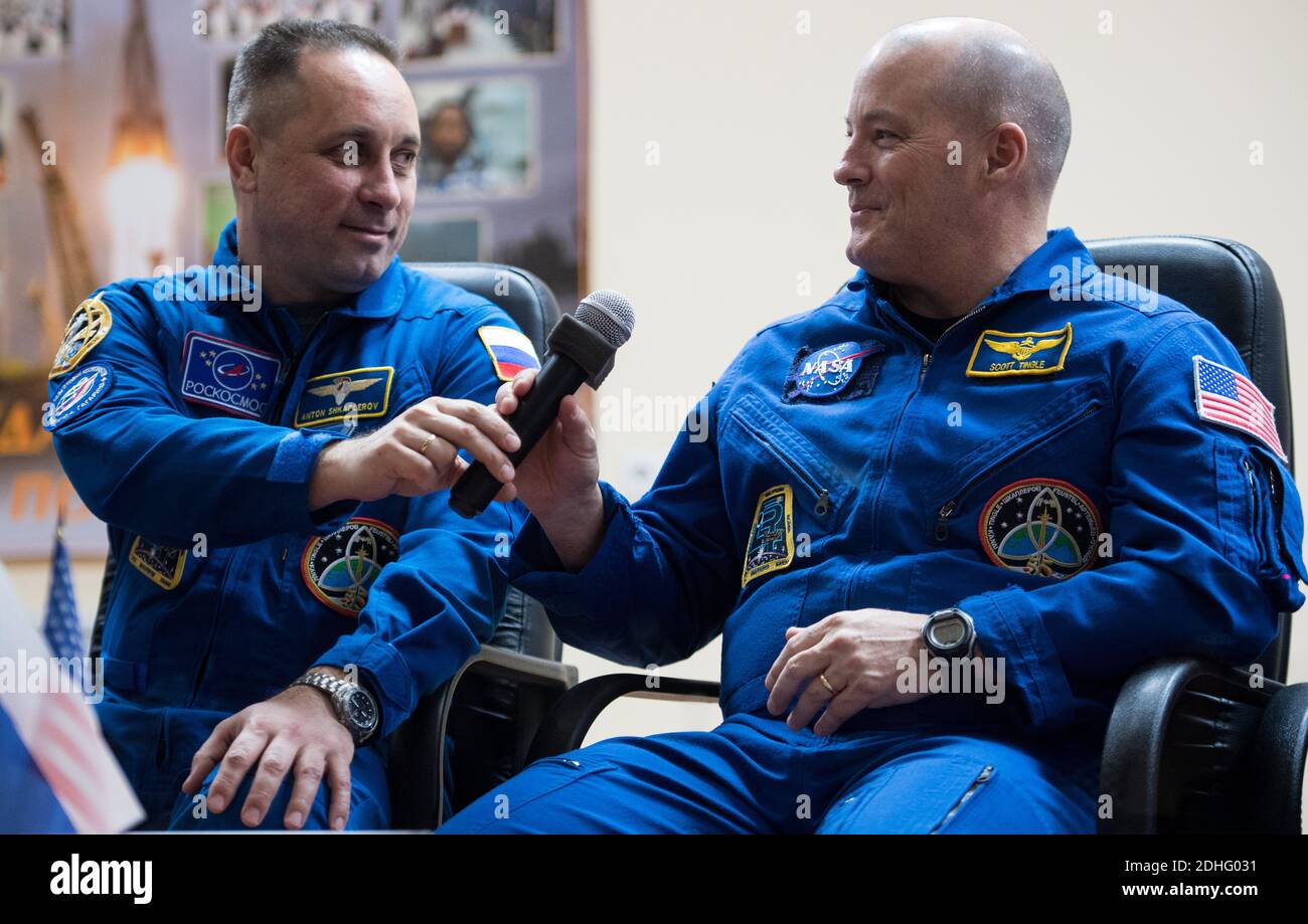 Expedition 54 Sojus Kommandant Anton Shkaplerov von Roskosmos, links, übergibt ein Mikrofon an Flugingenieur Scott Tingle von NASA, rechts, während er eine Frage während einer Pressekonferenz am Samstag, 16. Dezember 2017 im Kosmonauten-Hotel in Baikonur, Kasachstan, beantwortet. Expedition 54 Sojus Kommandant Anton Shkaplerov von Roskosmos, Flugingenieur Scott Tingle von der NASA und Flugingenieur Norishige Kanai von der Japan Aerospace Exploration Agency (JAXA) sollen am 17. Dezember vom Kosmodrom Baikonur aus auf die Internationale Raumstation starten. Foto von Joel Kowsky / Stockfoto