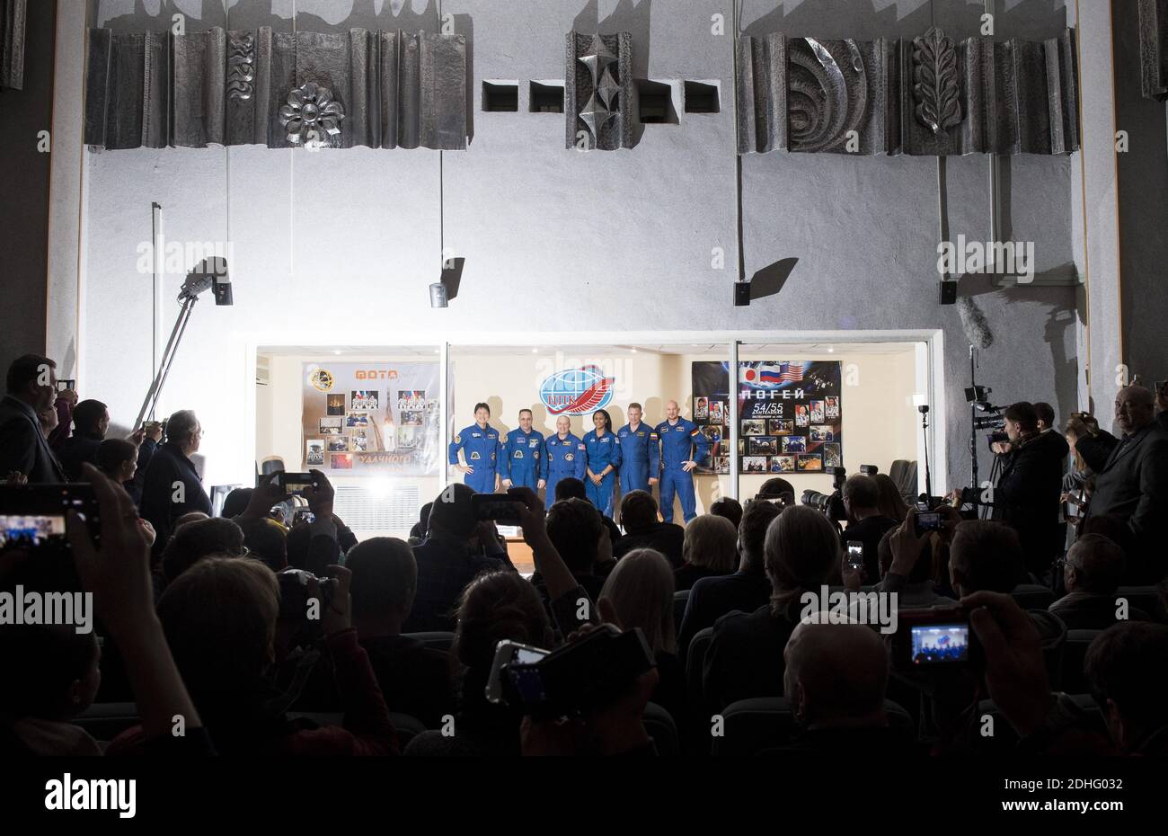 Expedition 54 Prime Mitglieder der Besatzung Bordingenieur Norishige Kanai der Japan Aerospace Exploration Agency (JAXA), Links, Sojus Kommandant Anton Shkaplerov von Roskosmos, zweiter von links, bordingenieur Scott Kribbeln der NASA, dritter von links, für ein Bild mit Backup Crew Mitglieder Jeanette Epps der NASA, Dritte von rechts darstellen, Sergey Prokopev von Roskosmos, zweiter von rechts, und Alex Gerst der ESA (European Space Agency), rechts, am Ende der Pressekonferenz, am Samstag, den 16. Dezember 2017 An der Kosmonaut Hotel in Baikonur, Kasachstan. Expedition 54 Sojus Kommandant Anton Shkaplerov von Roscosmo Stockfoto