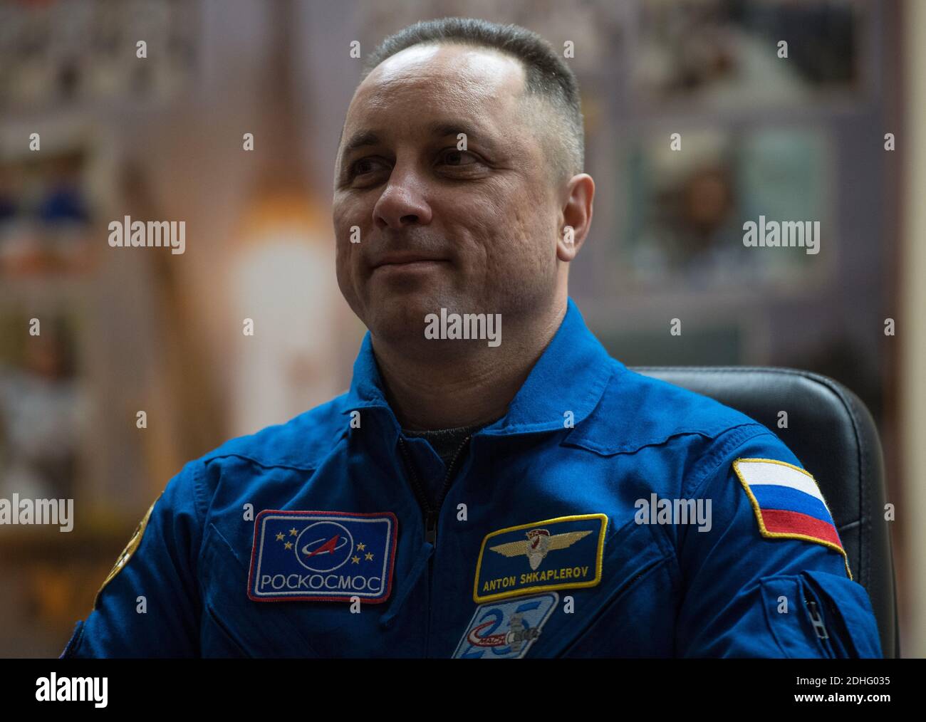 Expedition 54 Sojus Kommandant Anton Schkaplerov von Roskosmos wird in Quarantäne, hinter Glas, während einer Pressekonferenz am Samstag, 16. Dezember 2017 im Kosmonauten-Hotel in Baikonur, Kasachstan gesehen. Shkaplerov, der Flugingenieur Scott Tingle von der NASA und der Flugingenieur Norishige Kanai von der Japan Aerospace Exploration Agency (JAXA) sollen am 17. Dezember mit dem Raumschiff Sojus vom Kosmodrom Baikonur zur Internationalen Raumstation starten. Foto von Joel Kowsky / NASA via CNP/ABACAPRESS.COM Stockfoto