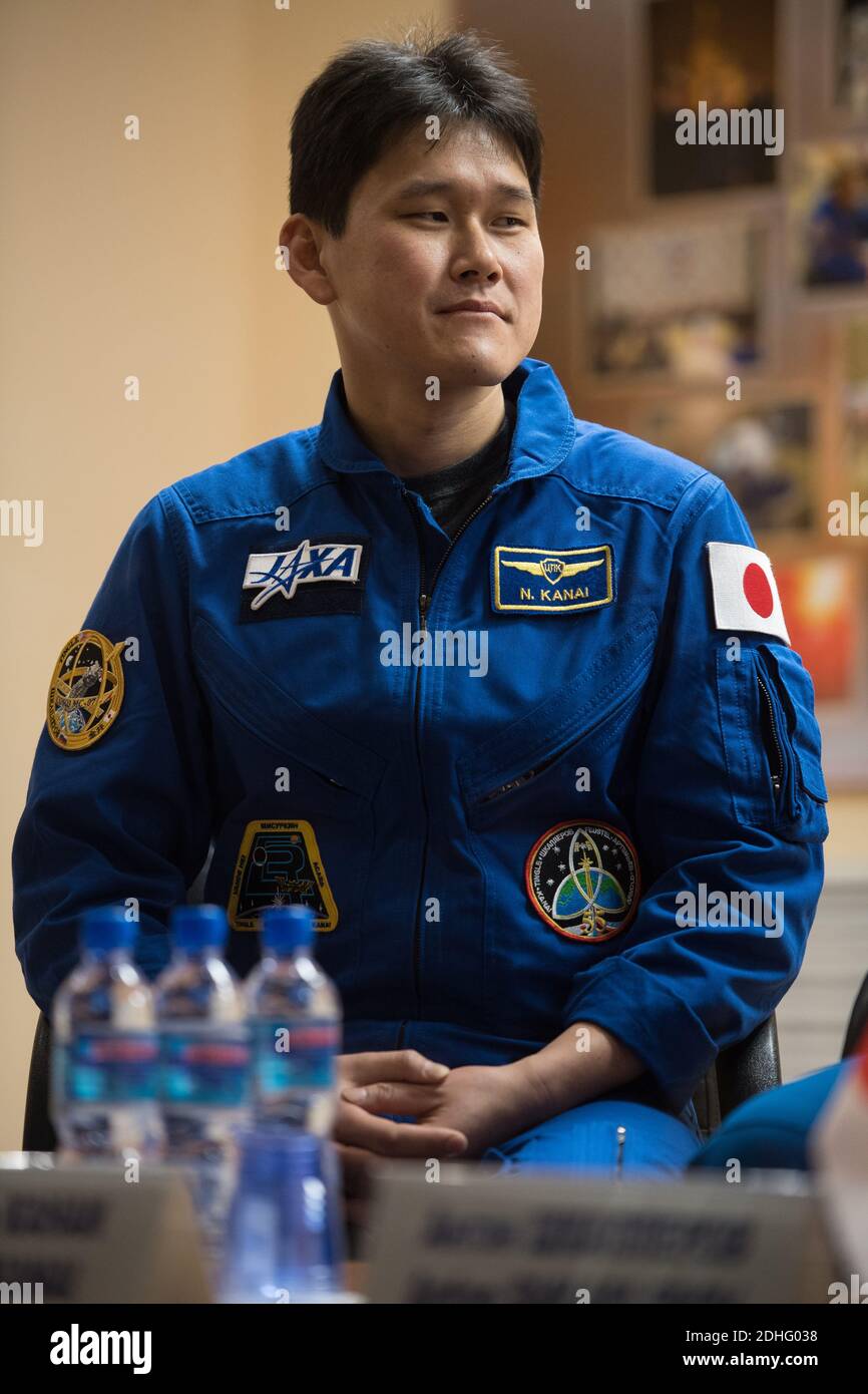 Expedition 54 der Flugingenieur Norishige Kanai von der Japan Aerospace Exploration Agency (JAXA) wird bei einer Pressekonferenz am Samstag, 16. Dezember 2017 im Kosmonauten-Hotel in Baikonur, Kasachstan, in Quarantäne, hinter Glas gesehen. Expedition 54 Sojus Kommandant Anton Shkaplerov von Roskosmos, Flugingenieur Scott Tingle von der NASA und Flugingenieur Norishige Kanai von der Japan Aerospace Exploration Agency (JAXA) sollen am 17. Dezember vom Kosmodrom Baikonur aus auf die Internationale Raumstation starten. Foto von Joel Kowsky / NASA via CNP/ABACAPRESS.COM Stockfoto