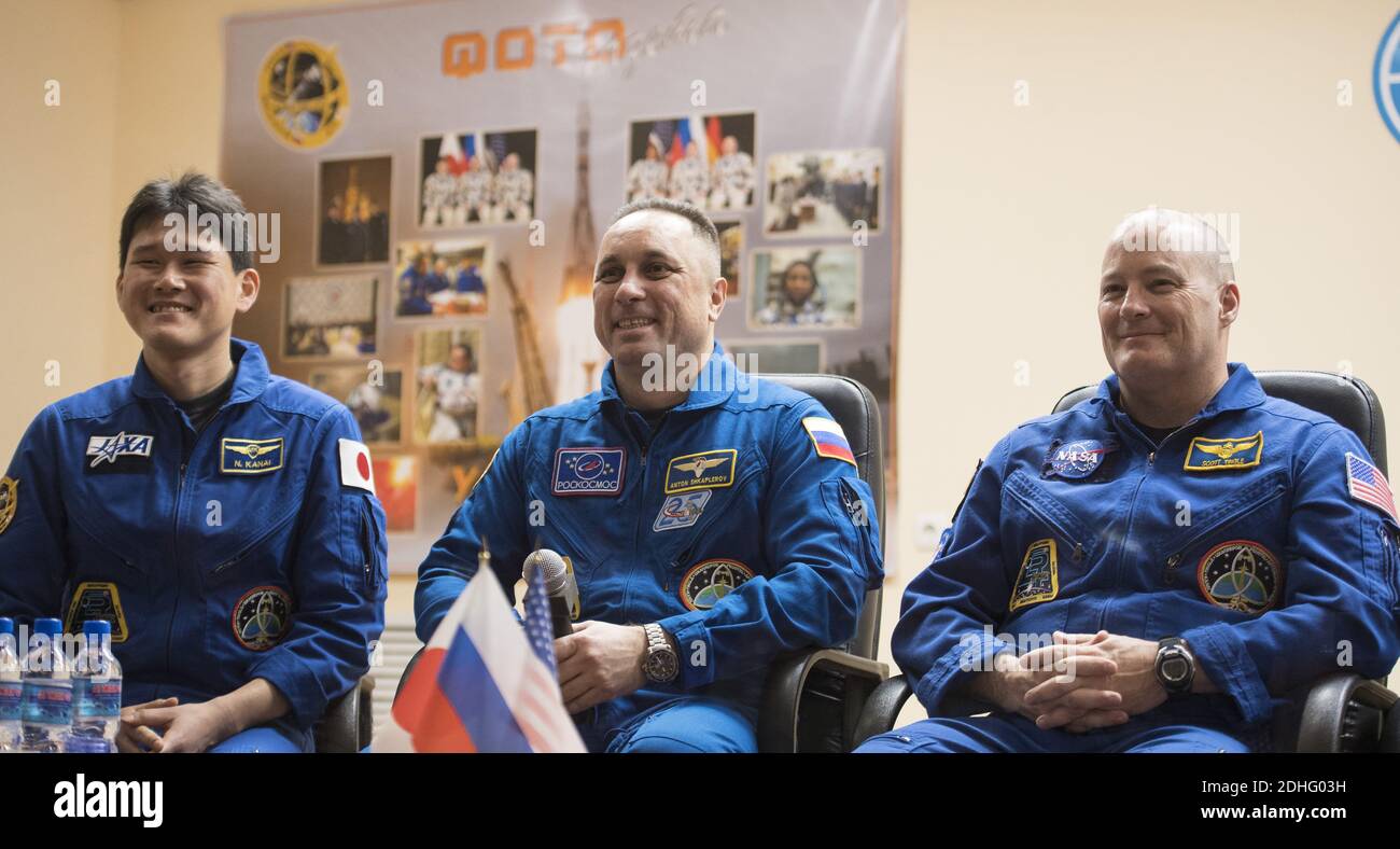 Expedition 54 Mitglieder der Hauptmannschaft Flugingenieur Norishige Kanai von der Japan Aerospace Exploration Agency (JAXA), links, Sojus Kommandant Anton Shkaplerov von Roskosmos, Zentrum, und Flugingenieur Scott Tingle von der NASA während einer Pressekonferenz, Samstag, 16. Dezember 2017 im Kosmonauten-Hotel in Baikonur, Kasachstan. Kanai, Shkaplerov und Tingle sollen am 17. Dezember mit der Sojus-Sonde vom Kosmodrom Baikonur zur Internationalen Raumstation starten. Foto von Joel Kowsky / NASA via CNP/ABACAPRESS.COM Stockfoto