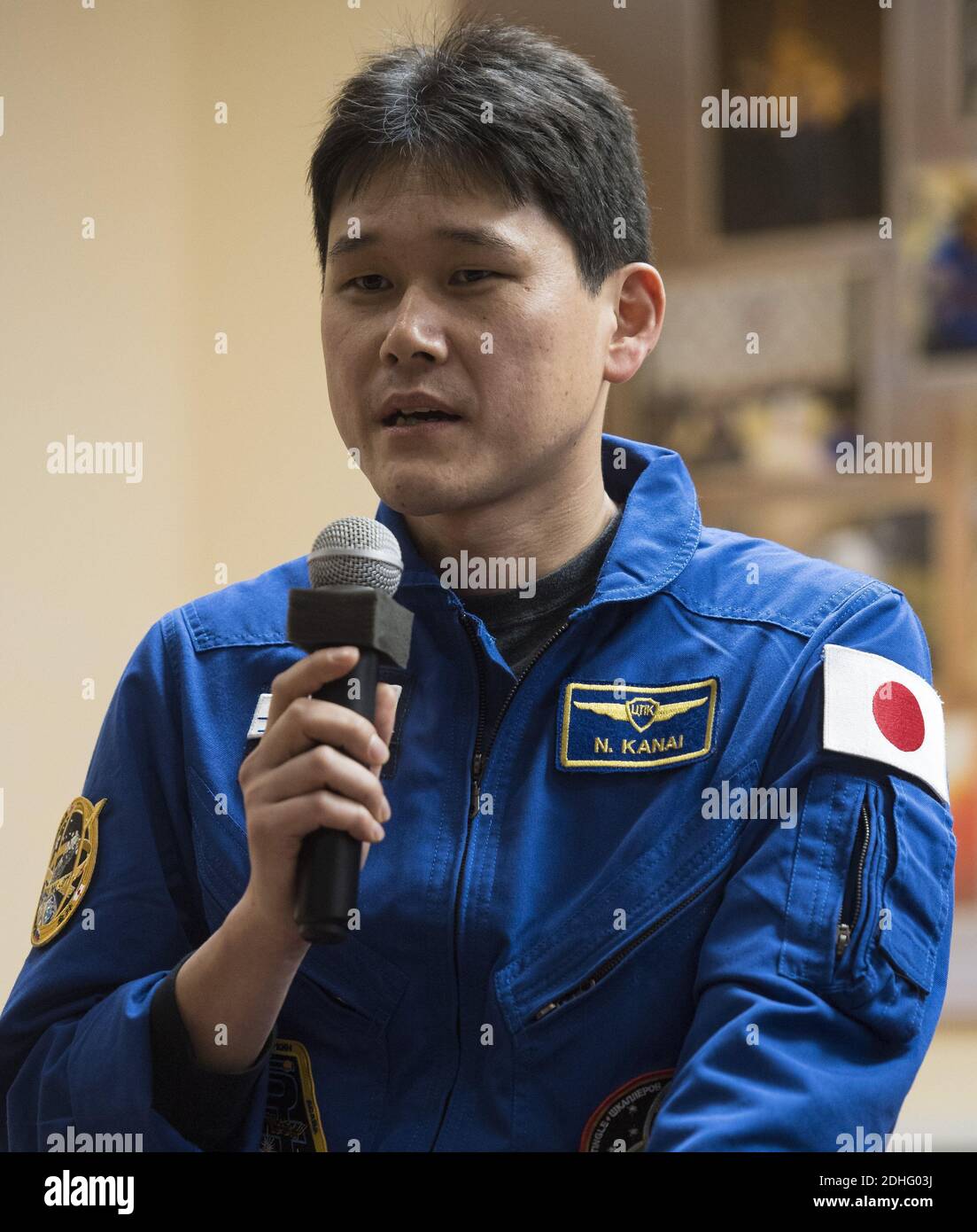 Expedition 54 der Flugingenieur Norishige Kanai von der Japan Aerospace Exploration Agency (JAXA) beantwortet eine Frage während einer Pressekonferenz am Samstag, 16. Dezember 2017 im Kosmonauten-Hotel in Baikonur, Kasachstan. Expedition 54 Sojus Kommandant Anton Shkaplerov von Roskosmos, Flugingenieur Scott Tingle von der NASA und Flugingenieur Norishige Kanai von der Japan Aerospace Exploration Agency (JAXA) sollen am 17. Dezember vom Kosmodrom Baikonur aus auf die Internationale Raumstation starten. Foto von Joel Kowsky / NASA via CNP/ABACAPRESS.COM Stockfoto