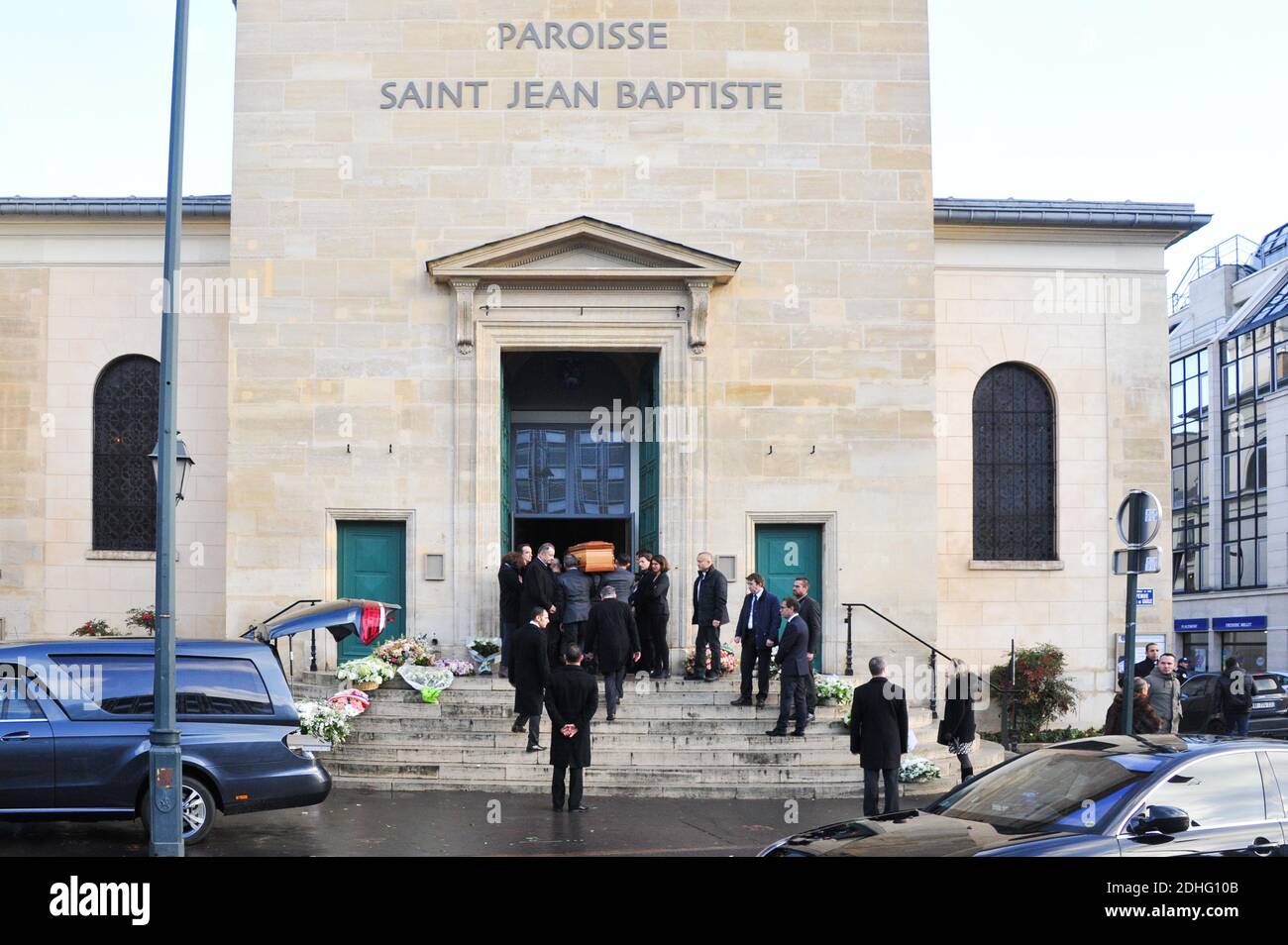 Der Sarg, der bei der Beerdigung von Andree Sarkozy aka Dadue, Mutter des ehemaligen französischen Präsidenten Nicolas Sarkozy, in der Saint-Jean-Baptiste Kirche in Neuilly-Sur-seine, Frankreich am 18. Dezember 2017 ankommt. Foto von ABACAPRESS.COM Stockfoto