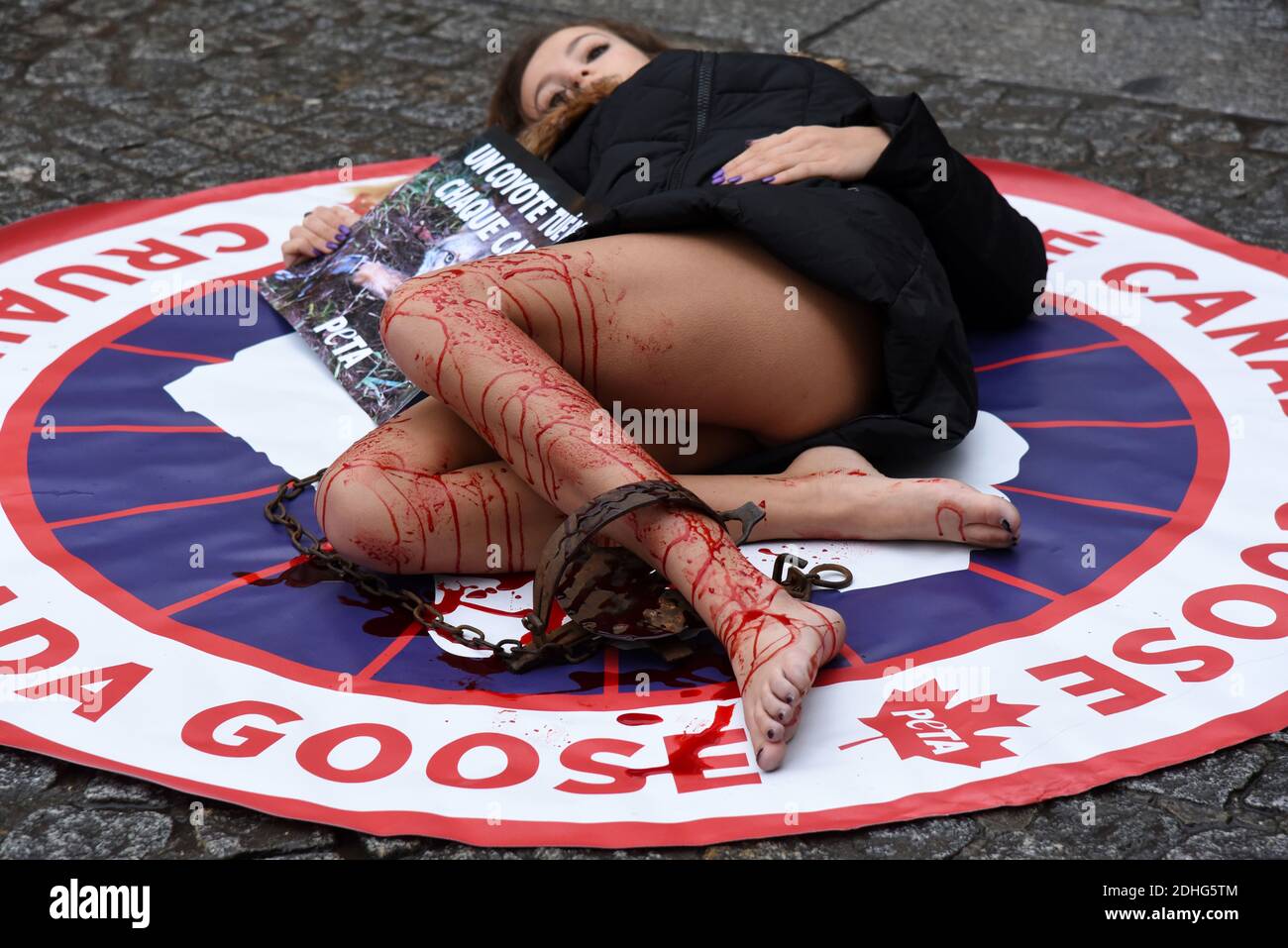 Schwester von Jade Lagardère (Arnaud Lagardère Ehefrau), dem jungen Star der sozialen Netzwerke Cassandra Foret mit PETA Tierschutzaktivisten protestieren am 22. Dezember 2017 in Paris, Frankreich, gegen die Canada Goose Company. Die Firma, die für ihre Winter Parkas berühmt ist, hat unter zunehmender Kritik für ihre Verwendung von Kojote Fell kommen, um ihre Jacken zu trimmen und sie zu füllen. Foto von Alain Apaydin/ABACAPRESS.COM Stockfoto