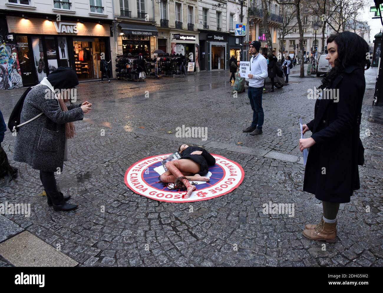 Schwester von Jade Lagardère (Arnaud Lagardère Ehefrau), dem jungen Star der sozialen Netzwerke Cassandra Foret mit PETA Tierschutzaktivisten protestieren am 22. Dezember 2017 in Paris, Frankreich, gegen die Canada Goose Company. Die Firma, die für ihre Winter Parkas berühmt ist, hat unter zunehmender Kritik für ihre Verwendung von Kojote Fell kommen, um ihre Jacken zu trimmen und sie zu füllen. Foto von Alain Apaydin/ABACAPRESS.COM Stockfoto