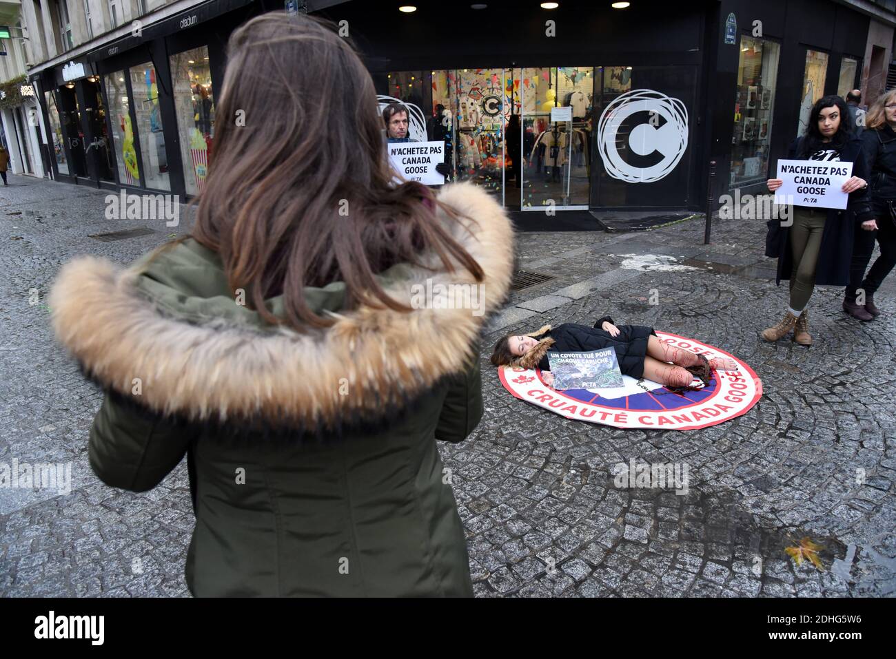 Schwester von Jade Lagardère (Arnaud Lagardère Ehefrau), dem jungen Star  der sozialen Netzwerke Cassandra Foret mit PETA Tierschutzaktivisten  protestieren am 22. Dezember 2017 in Paris, Frankreich, gegen die Canada  Goose Company. Die