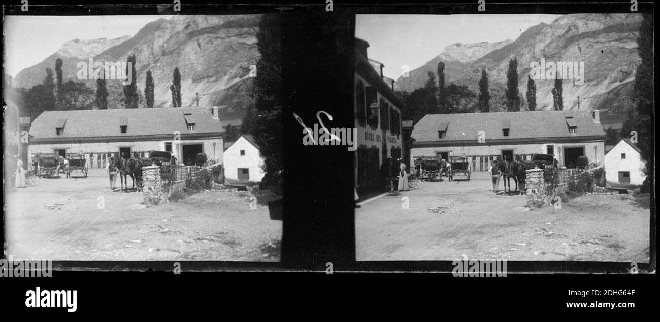 L'Hotel dels Viatgers, Original 'Auberge de Gavarnie', amb carros, cavalls i persones a la seva entrada. Stockfoto