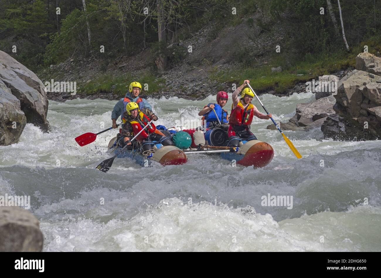 Sport-Katamaran in den Stromschnellen. Stockfoto