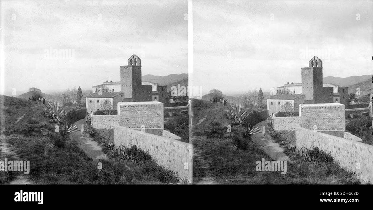 L'església de la Mare de Déu del Coll amb un grup de persones a la vora d'un camí. Stockfoto