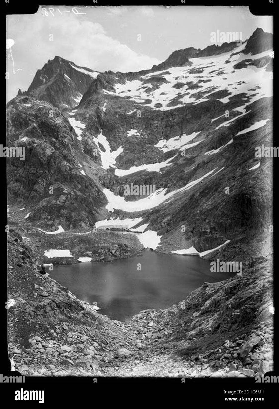 L'ivó de Arriel Bajo amb muntanyes nevades. Stockfoto