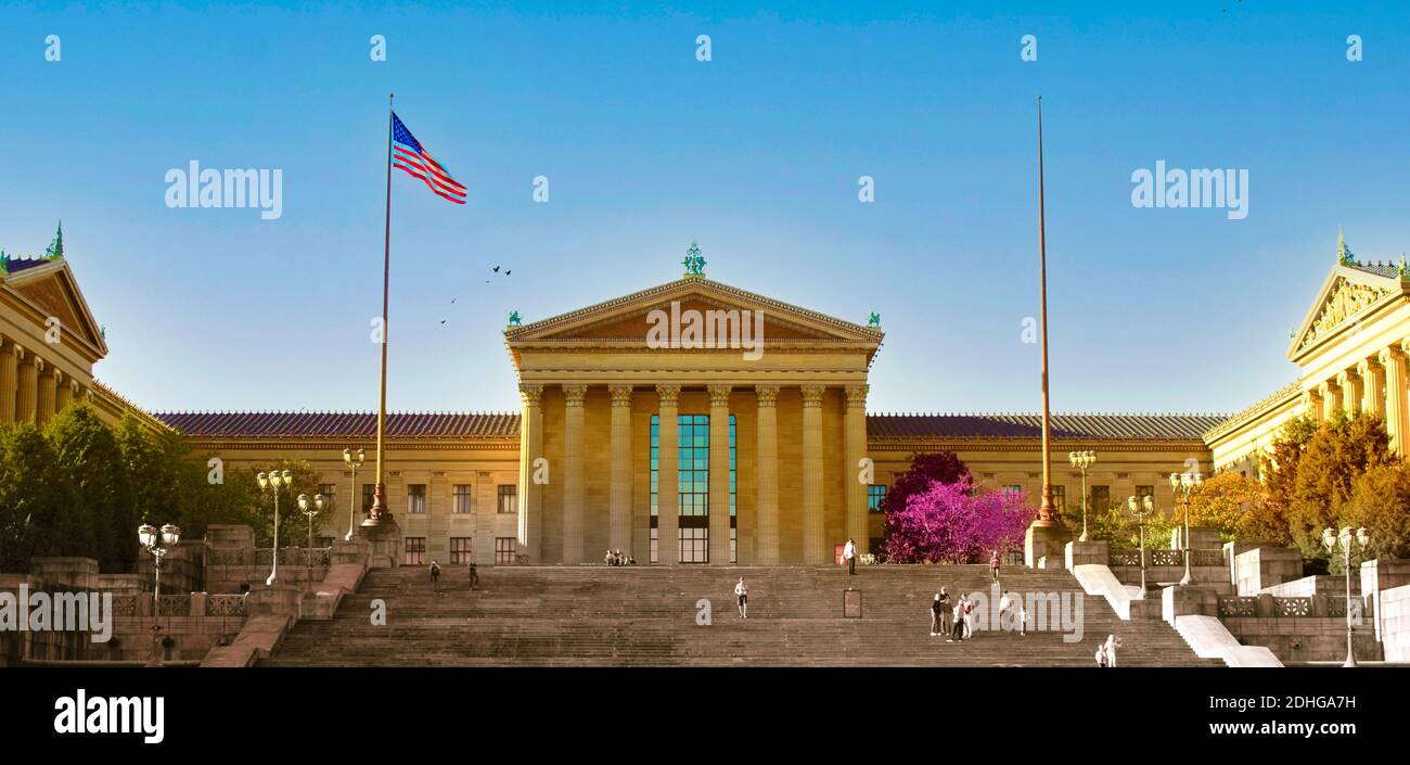 Tolles altes Gebäude, farbiges Goldvermögen bei Sonnenuntergang und ein amerikanische Flagge Stockfoto