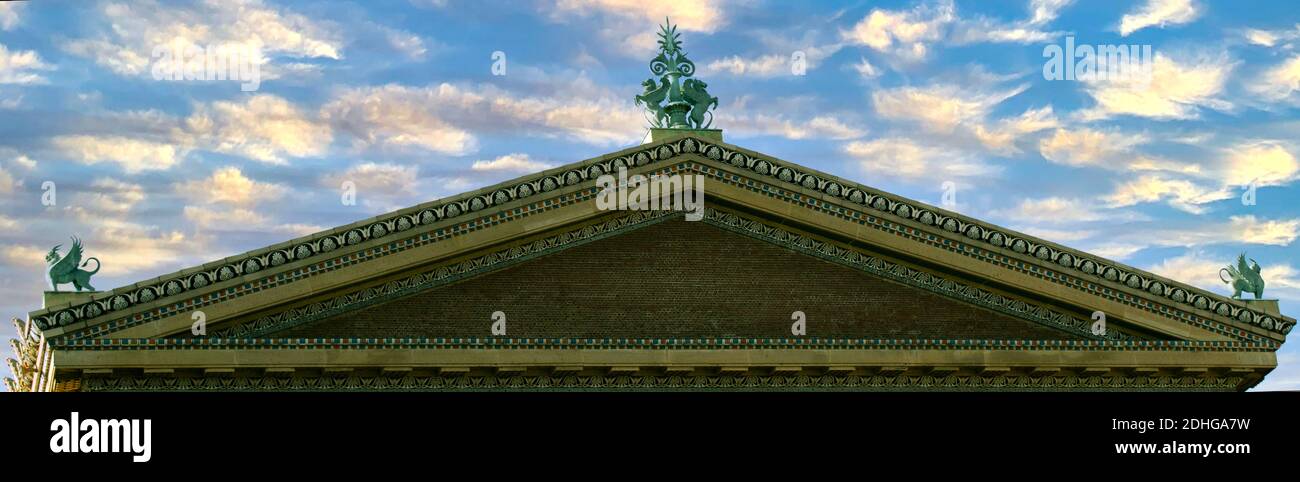 Dach eines antiken Tempels mit schönen Figuren auf einem wolkiger Nachmittag Stockfoto