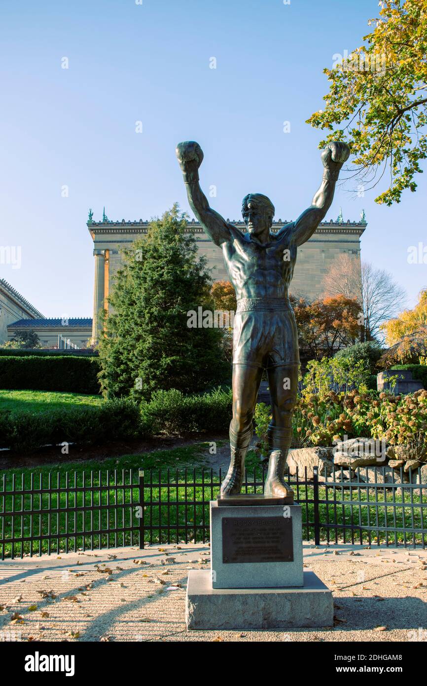 Bronzestatue eines siegreichen Boxermannes auf einem sonnigen Tag Stockfoto