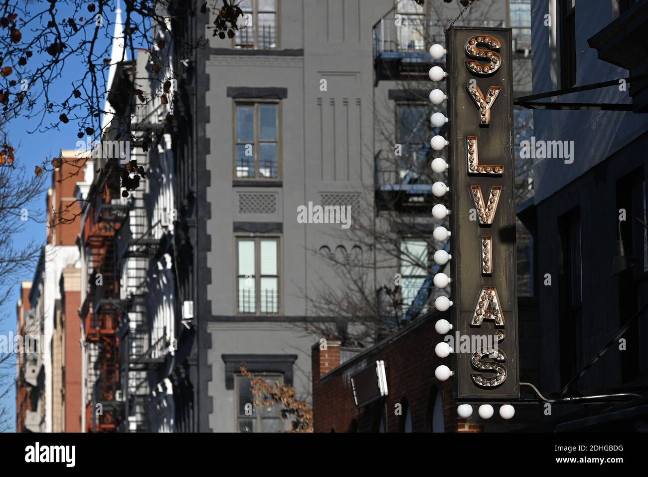 New York, USA. Dezember 2020. Ein Blick auf Sylvia's Soul Food Restaurant in Harlem, New York, NY, 10. Dezember 2020. Trotz mehrerer Optionen für die Gäste, einschließlich Innen-, Außen-und Take-out, Restaurants könnte mehr finanzielle Schwierigkeiten konfrontiert, wenn New York City eine zweite Lockdown-Order implementiert, da die Vereinigten Staaten eine zweite Welle von COVID-19-Infektionen durchläuft, mit Rekordinfektionsraten und Krankenhausaufenthalt. (Foto von Anthony Behar/Sipa USA) Quelle: SIPA USA/Alamy Live News Stockfoto