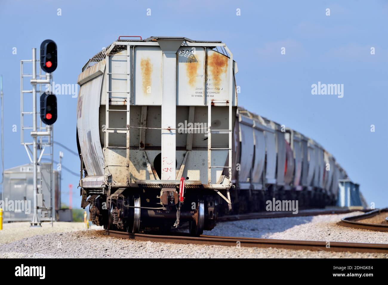 BENSENVILLE, Illinois, USA. Ein Getreidezug der Canadian Pacific Railway, der ein Bahnsignal passiert, während er seine Reise aufwerten wird. Stockfoto
