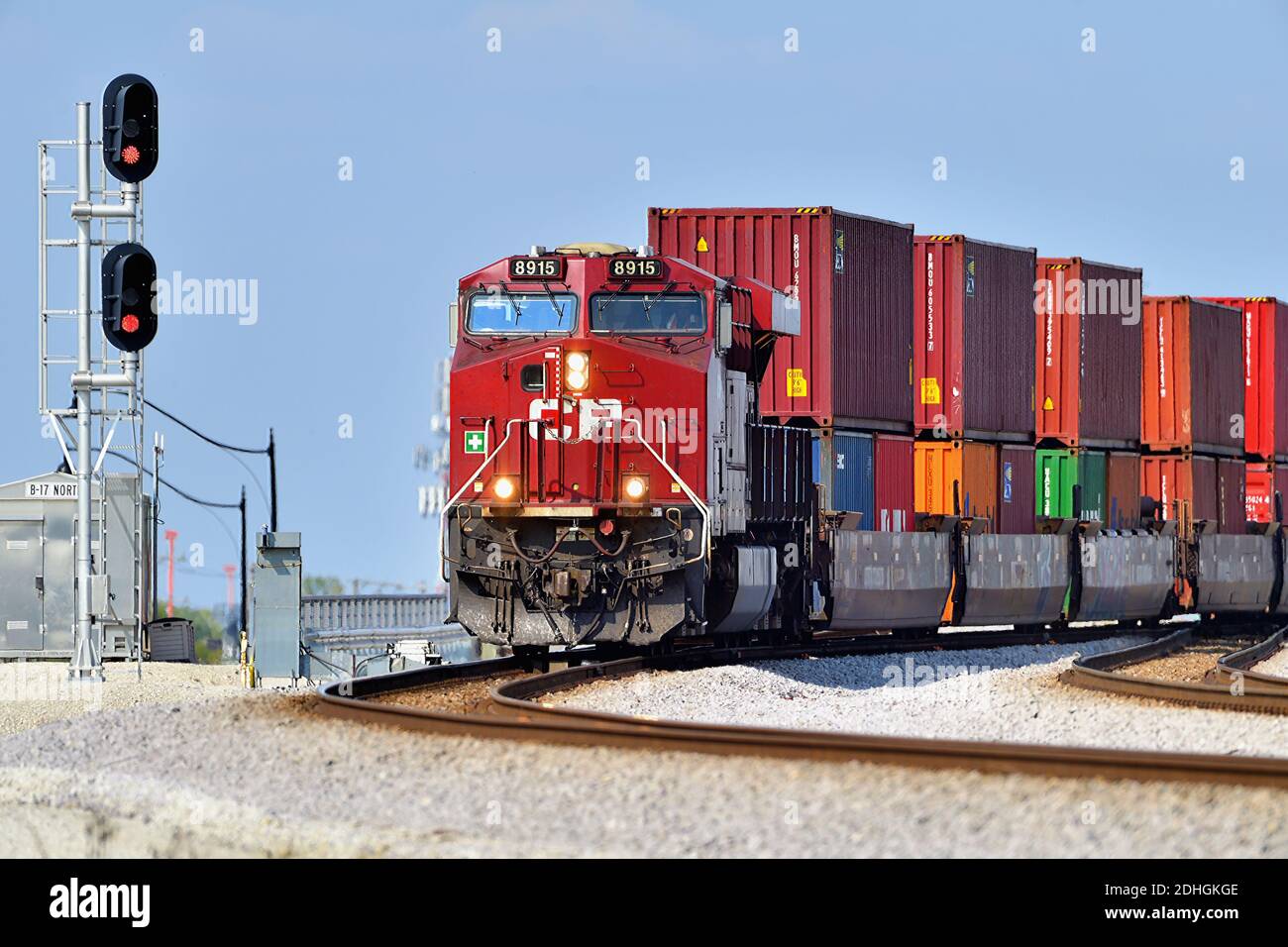BENSENVILLE, Illinois, USA. Eine Lokomotive der Canadian Pacific Railway führt einen intermodalen Zug in Richtung des Klassifikationshofes der Eisenbahn. Stockfoto