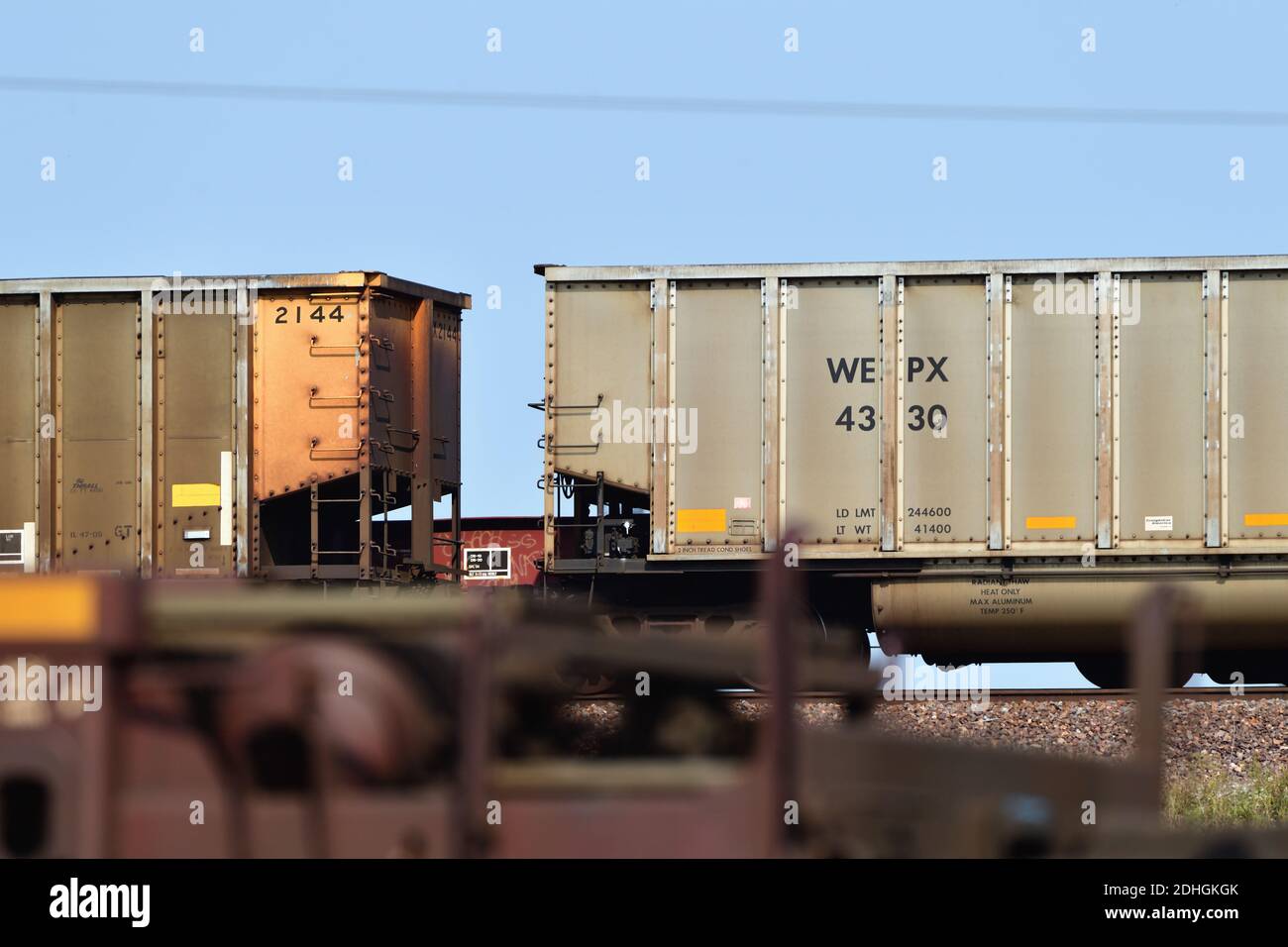 BENSENVILLE, Illinois, USA. Autos von drei Güterzügen passieren einander auf eng aneinander ausgerichteten Parallelgleisen in einem Vorort von Chicago. Stockfoto