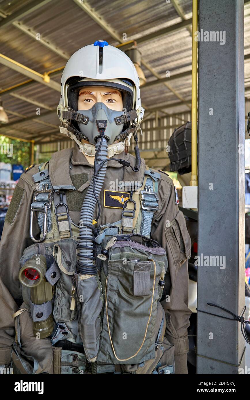 Kampfpiloten Kampfdruck Anzug Kleidung und Sauerstoff Atemgerät Ausgestellt auf einer Ausstellung des 2. Weltkrieges Stockfoto