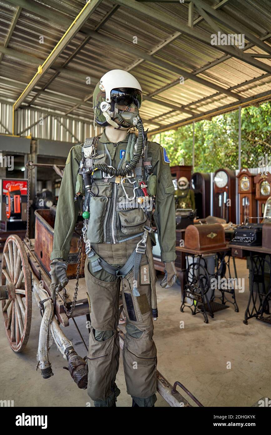 Kampfpiloten Kampfdruck Anzug Kleidung und Sauerstoff Atemgerät Ausgestellt auf einer Ausstellung des 2. Weltkrieges Stockfoto