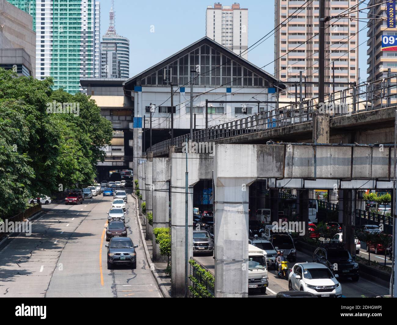 Shaw Boulevard Station auf der MRT 3 Bahnlinie in Ortigas Centre, Mandaluyong, Metro Manila, Philippinen. Die Strecke wurde am 15. Dezember 1999 eröffnet. Stockfoto