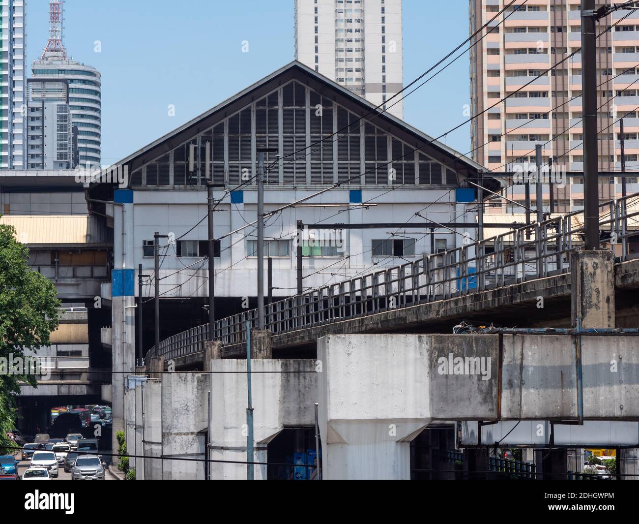 Shaw Boulevard Station auf der MRT 3 Bahnlinie in Ortigas Centre, Mandaluyong, Metro Manila, Philippinen. Die Strecke wurde am 15. Dezember 1999 eröffnet. Stockfoto