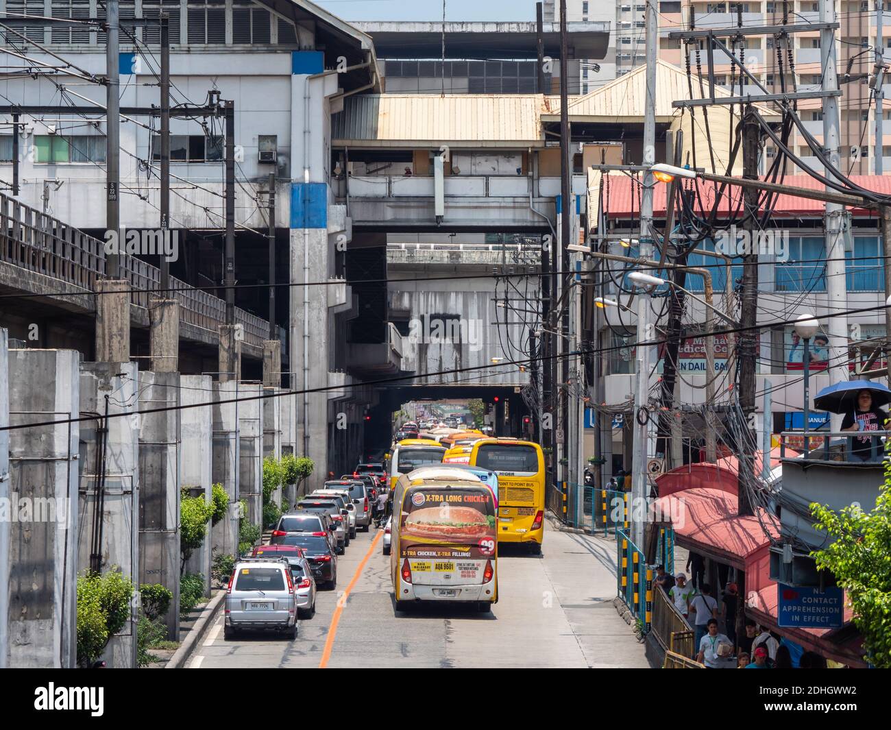 Shaw Boulevard Station auf der MRT 3 Bahnlinie in Ortigas Centre, Mandaluyong, Metro Manila, Philippinen. Die Strecke wurde am 15. Dezember 1999 eröffnet. Stockfoto