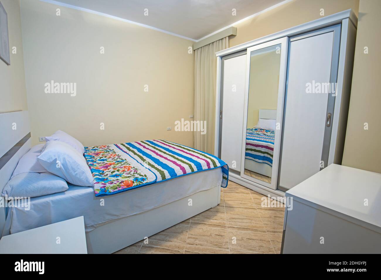 Interior Design Einrichtung Einrichtung von Luxus zeigen home Schlafzimmer mit Möbeln und Doppelbett Stockfoto