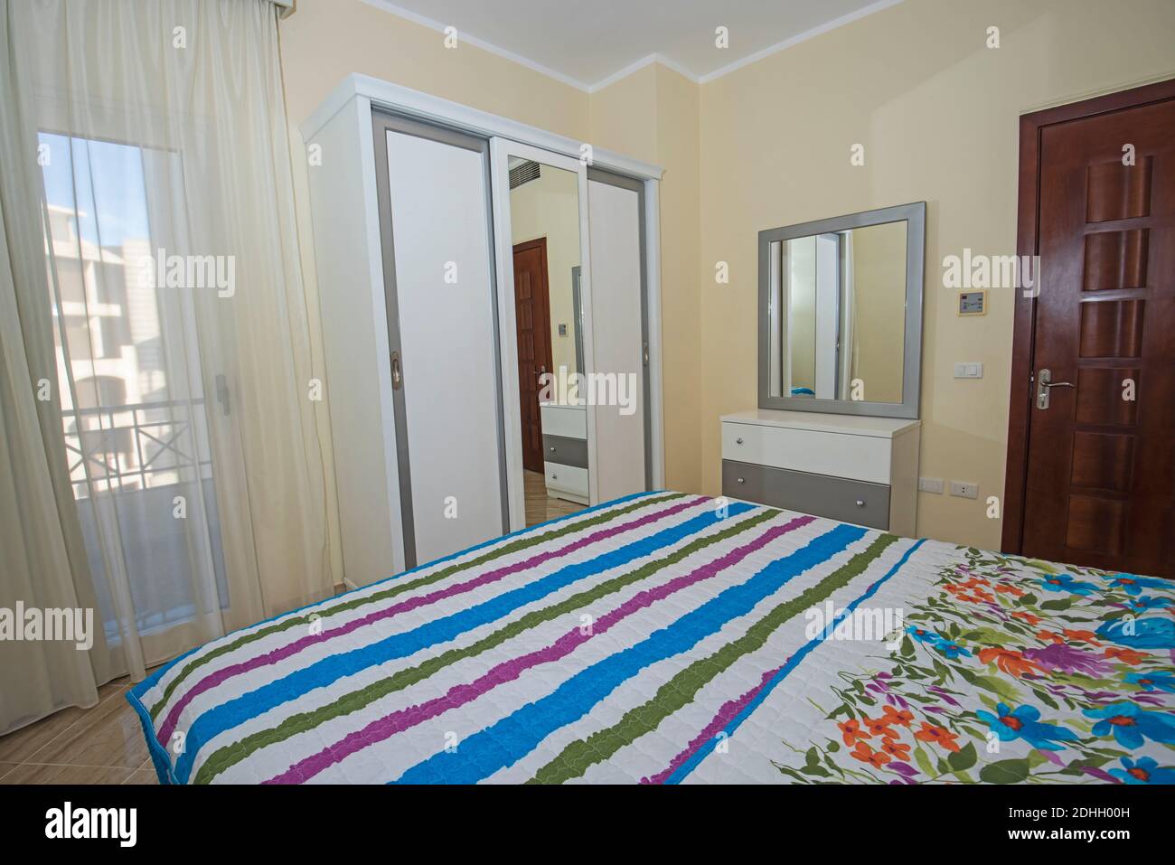 Interior Design Einrichtung Einrichtung von Luxus zeigen home Schlafzimmer mit Möbeln und Doppelbett Stockfoto