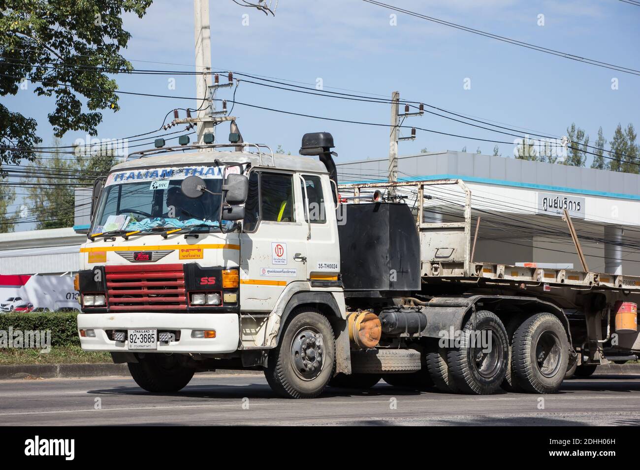 Chiangmai, Thailand - November 13 2020: Alte Hino Trailer Cargo Truck italienische thai Firma. Foto auf der Straße Nr. 1001 etwa 8 km von der Innenstadt Chiangma Stockfoto