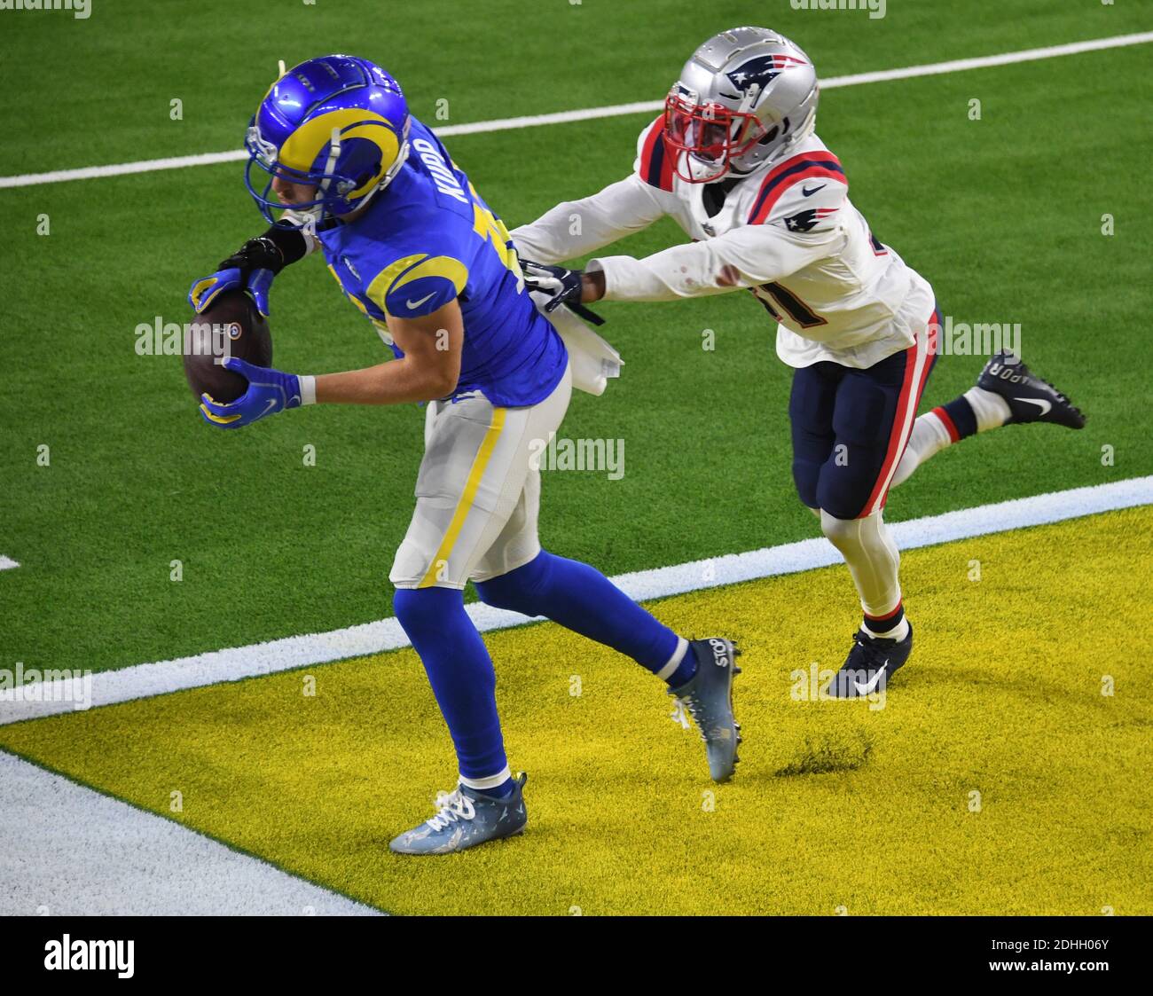 Inglewood, Usa. Dezember 2020. Los Angeles Rams Empfänger Cooper Kupp bekommt beide Füße Inn für einen Touchdown an New England Patriots Jonathan Jones im dritten Quartal Aktion im SoFi Stadium in Inglewood, Kalifornien am Donnerstag, 10. Dezember 2020. Foto von Jon SooHoo/UPI Credit: UPI/Alamy Live News Stockfoto