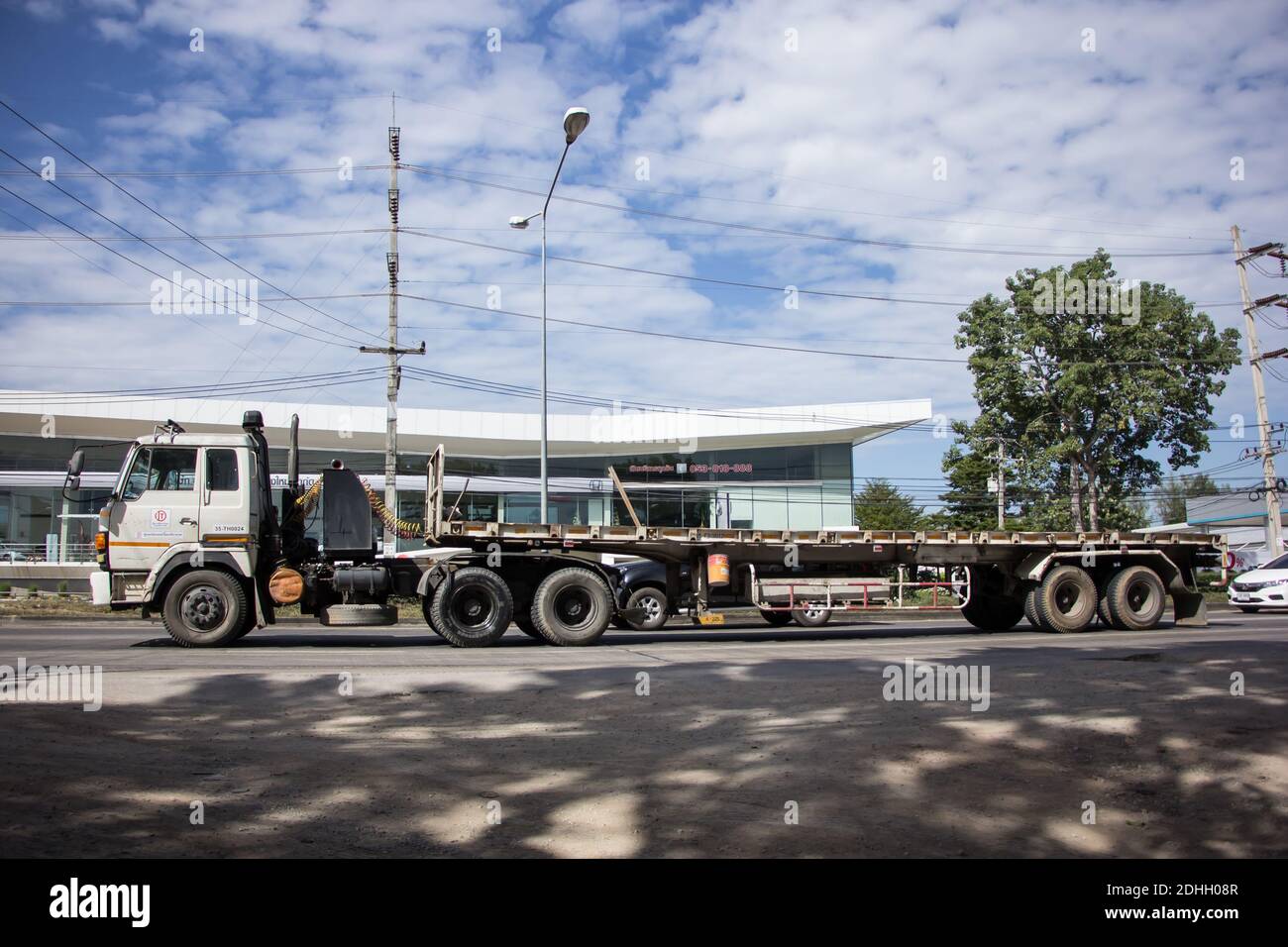 Chiangmai, Thailand - November 13 2020: Alte Hino Trailer Cargo Truck italienische thai Firma. Foto auf der Straße Nr. 1001 etwa 8 km von der Innenstadt Chiangma Stockfoto