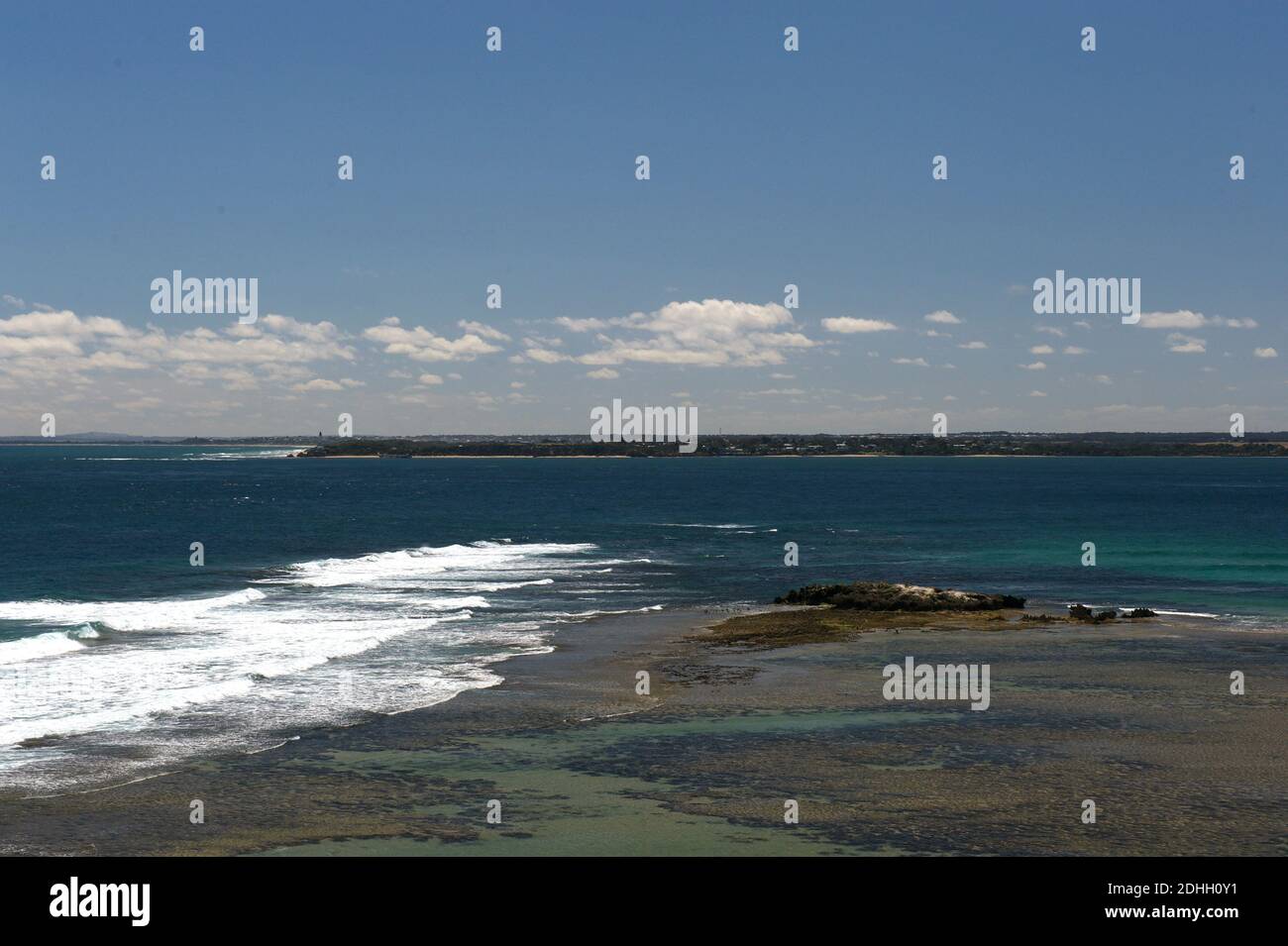 The Narrows ist der Eingang zur Port Phillip Bay in Victoria, Australien. Sie können weiße Kappen sehen, wo die einströmende Flut auf das ausströmende Flusswasser trifft. Stockfoto