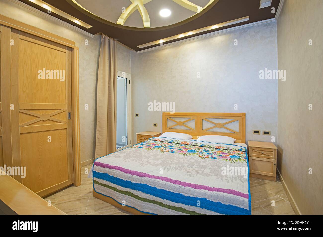 Interior Design Einrichtung Einrichtung von Luxus zeigen home Schlafzimmer mit Möbeln und Doppelbett Stockfoto